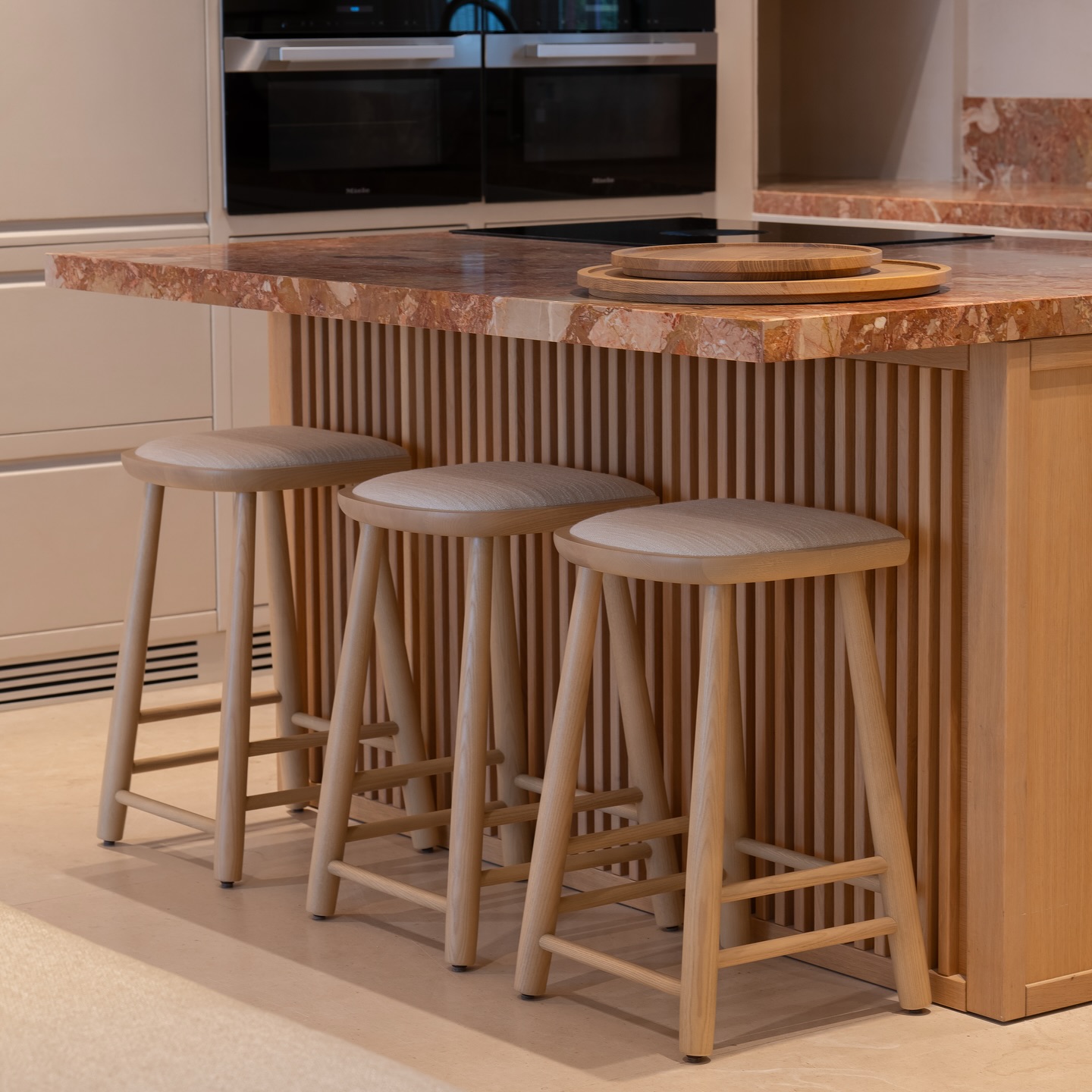 Say hello to Felix 🤗 – Your new favorite chair, made to fit your style and your space, in both counter and bar height. 🤩
Project @siento.interior
Pictures @elia.kuhn.photographe
#elixhome #counterstools #barchair #customizable #interior #interiordesign #furniture