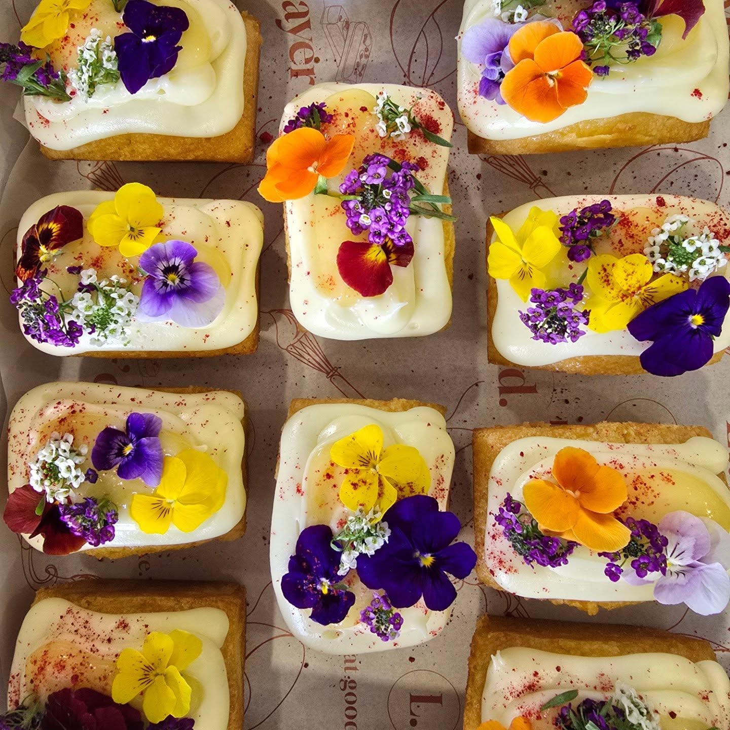 Finishing the week with these beauties even with the kitchen hitting 30c 🫠
🍋 Summer Lemon Cakes with homemade lemoncurd & cream cheese frosting, dressed with edible blooms.
🍫 Chocolate Cakes with Chocolate smbc & edible blooms
Hot ovens, even hotter weather, but it's always worth it for good cake....especially when there's a wedding involved ✨️
#layerd_cakes #layerdcakes #eatgoodcake #RusticLuxuryBakes #rusticwedding
#bakefromscratch #realcakes #sunshinecakes #wedddingcakes