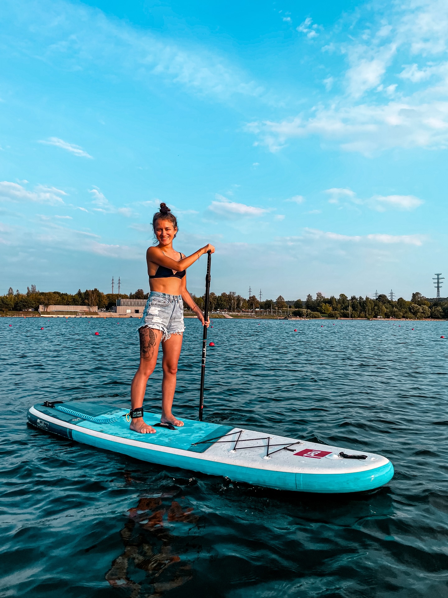 🧘♀️ NORI SUSTIPRĖTI NE TIK FIZIŠKAI, BET IR EMOCIŠKAI?
Irklentė – tai daugiau nei lenta ir irklas. Tai – balanso, judesio, dėmesio į savo kūną pamoka gamtoje 🌿
Tai – būdas dar labiau sustiprinti pasitikėjimą savimi: naujoje veikloje. Kitaip, nei įprasta: ant vandens.
🌊 Vandenyje viskas paprasčiau:
– nėra telefonų, pareigų, triukšmo - visą kasdienį pasaulį paliekame krante;
– esi tik tu, tavo kūnas, judesys ir vanduo;
– kiekvienas judesys – stiprina ne tik raumenis, bet ir tave
💙 Individualios pamokos su instruktoriumi – tai:
– saugi aplinka mokytis
– 100 % dėmesys tau
– galimybė įveikti savo baimes ir sustiprėti
– drąsa išbandyti daugiau: turus, nuotykius, ežerus, upes
📍 Vilnius / Kaunas
📅 Laikas derinamas individualiai
📲 Rašyk žinutę ir rezervuok savo laiką – pirma pamoka laukia tavęs.
🔁 Norint tęsti – siūlomos pamokų pakuotės su nuolaida.