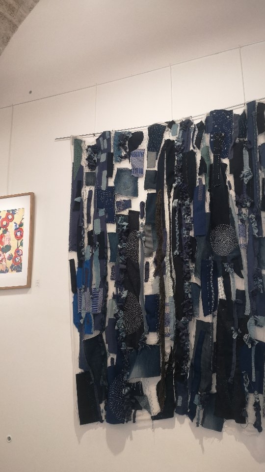 Natura inquieta...
Nouvelle expo à @espacesaintravy qui me touche particulièrement.
Pour le thème, c'est sûr mais aussi pour les mediums utilisés, papiers anciens comme support des personnages humains et animaux et végétaux au même plan de Alice de Miramon et l'usage du textile récupéré et sublimé pour l'artiste japonaise @shoko_watanabe_
Les céramiques et sérigraphies mi joyeuses, mi inquiètes, mi homme mi végétal de Nancy Guerrero interrogent notre rapport au vivant.
Et psssttt ce pull racomodé 💚💚🌳🌳🌳 cela m'encourage à poursuivre mes réparations sans les édulcorer!!!
#exposition #artistemontpellier #espacesaintravy #artistetextile