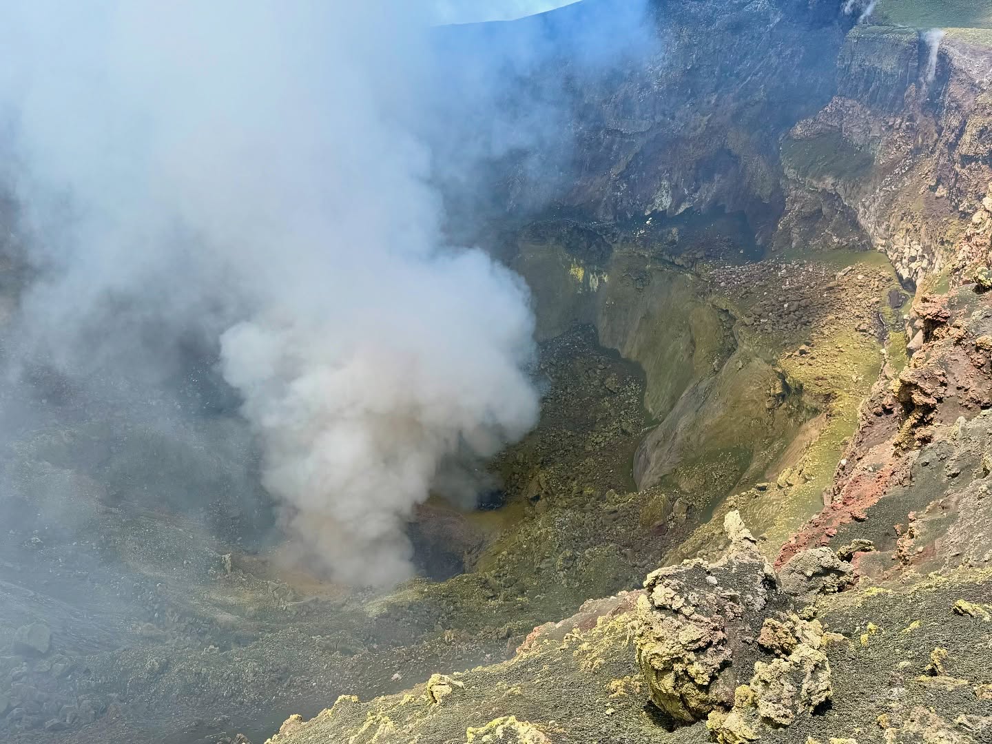 #Etna Summit • Versante Nord | Il bellissimo cratere a pozzo degassante sul fondo del cratere di Nordest (3320 metri), uno dei quattro crateri in cima. #sicily #volcanoes #sicilia #sicily #etnative
👉Info/Prenota su whatsapp
📲 +393780861560
Ⓜ️ etnativo@yahoo.it