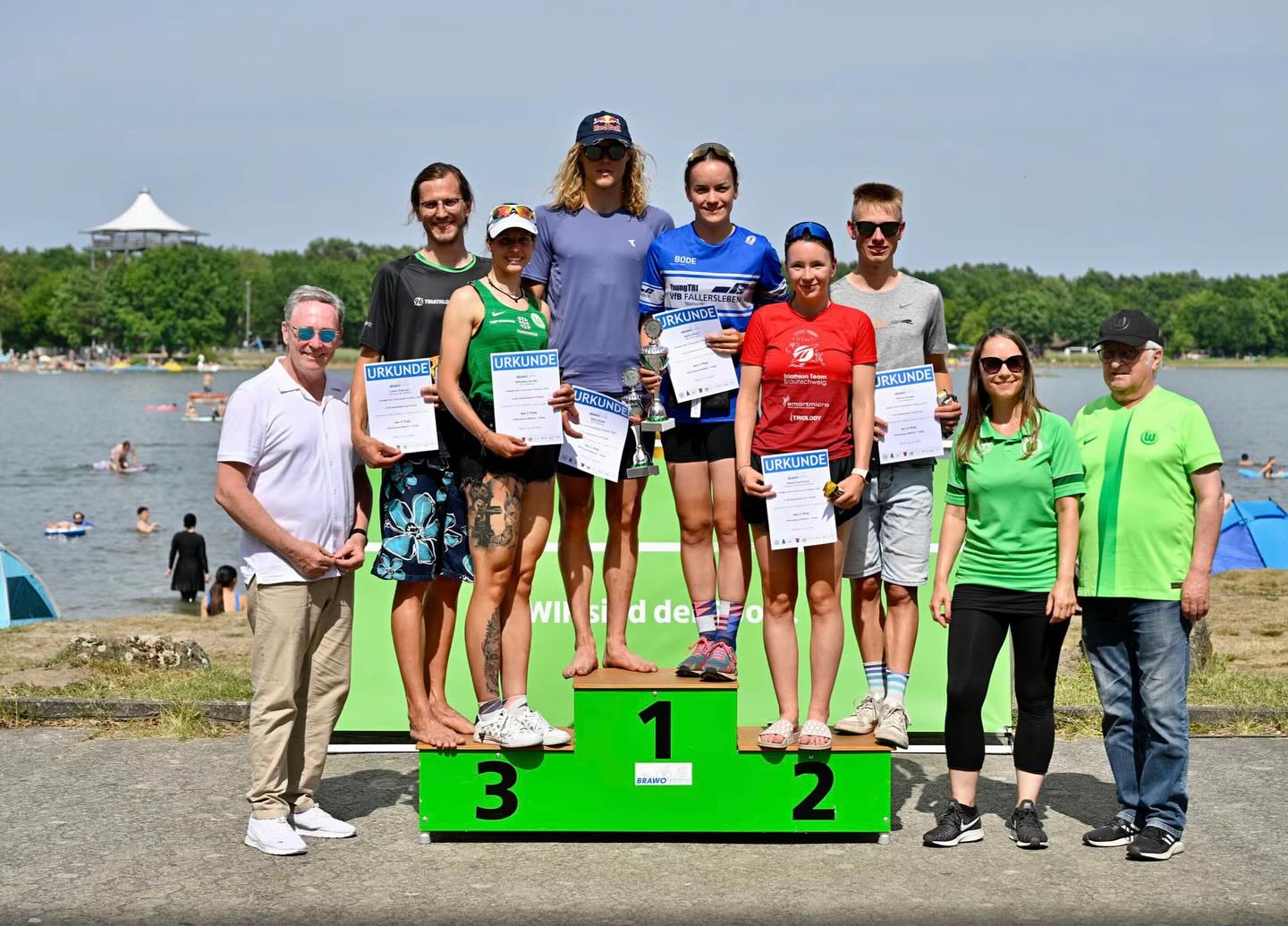 First Place @tankumsee.triathlon 🤩🥇
Vor 3 Jahren als Underdog überraschend den Tankumsee-Triathlon gewonnen. Dann 2 Jahre lang ein für mich enttäuschender zweiter Platz, weil ich mir selbst in der Favoritenrolle zu viel Druck gemacht habe und mental nicht Stand halten konnte.
Umso mehr freut es mich, dass es nun wieder funktioniert hat! Ein erfolgreiches Rennen beim Tankumsee Triathlon 2025 bei sehr harten Bedingungen! 🤩🔥
Nachdem ich beim Schwimmen etwas Rückstand auf die ersten Mädels hatte, konnte ich auf dem Rad relativ schnell nach vorne fahren!
Beim Laufen dann irgendwie gegen die Hitze gekämpft und die Führung nicht mehr hergegeben!
Ein Rennen mit vielen Auf und Abs - mental und körperlich!
Sehr glücklich darüber, beim Heimrennen den Titel zurück geholt zu haben!
Viele positive Schlüsse aus dem Rennen ziehen können, die Form passt und dennoch motiviert es mich, weitere Entwicklungsschritte anzugehen! 💪🤞🔝
Ach, und natürlich auch ganz geil zusammen mit @mika.noodt einem der Besten der Besten oben auf dem Podium zu stehen! 🤩🥹