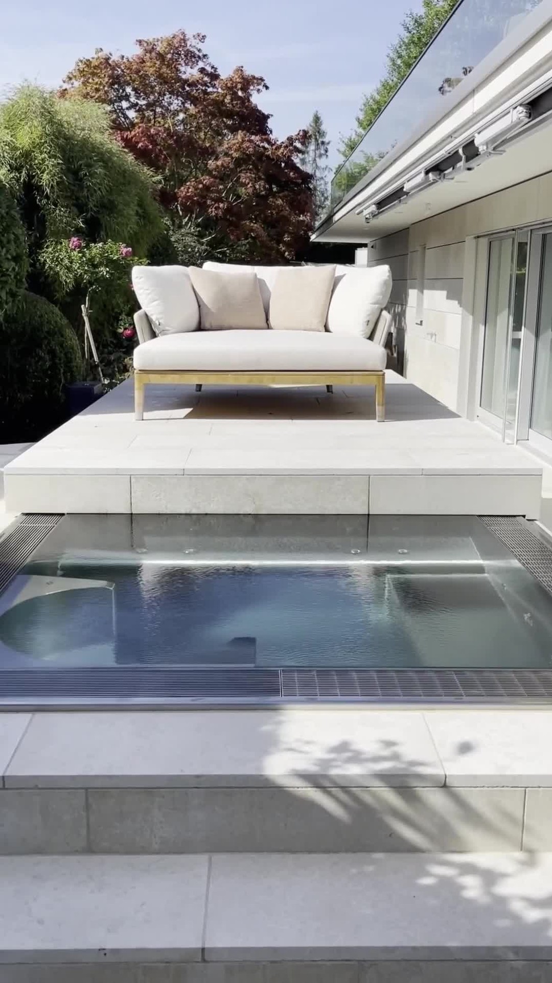 💦 Feel the summer vibes with this stylish and functional whirlpool.
Our team designed and installed this whirlpool that gives the ultimate summer feeling 😎☀️