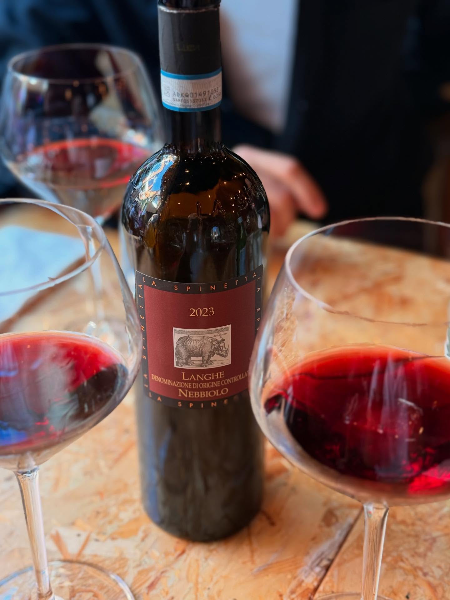 LANGHE IN A GLASS 🍷
Enjoying a beautiful La Spinetta Langhe Nebbiolo 2023 — bright, fresh, and just right for a sunny day at Dalla Terra.
Elegant, full of flavour, and perfect to sip and savour.
📍 Come for a glass, stay for the evening.
#DallaTerraLondon #Nebbiolo #LaSpinetta #Langhe #ItalianWine #WineBarLondon #Enoteca #WineLovers #coventgarden #SipsAndStories