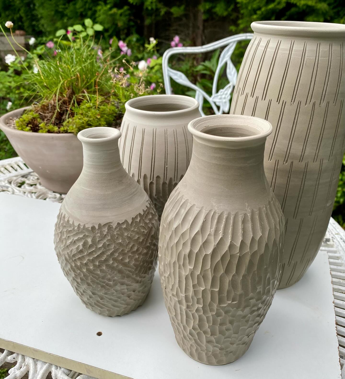 Some pots for the RAKU REGATTA weekend 🔥 (& a funny little beetle!)
#raku #rakufiring #studiopottery #potterylife #handmadepottery
#potterybottles #potterygarden #wheelthrownpottery