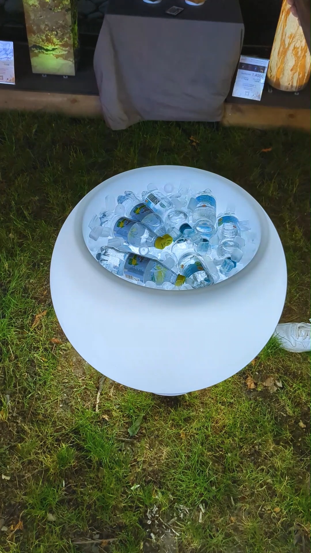 ☀️ DER ULTIMATIVE SOMMER-HACK für heiße Tage! ☀️
Ihr dachtet, unsere Epstein Flora Leuchte ist "nur" ein stilvoller Tisch, ein Pflanzgefäß oder ein Sitzmöbel? 😉 Kommt mal mit, wir zeigen euch unser Lieblingsfeature für den Sommer! 🤫
Einfach die Tischplatte abnehmen, mit Eis füllen und voilà – der eleganteste Getränkekühler für eure Gartenparty ist fertig! 🧊🍾
Ein riesiges Dankeschön an unseren Partner @tonnenglueck, der diese wunderschönen und einzigartigen Tischplatten aus alten Weinfassdeckeln für unsere Flora Leuchten fertigt. Handwerk trifft auf Handwerk! 💪
Bleibt cool und genießt den Sommer! 😎
#EpsteinFlora #SommerHack #Getränkekühler #Gartenparty #LifeHack #Lichtdesign #Gartenmöbel #Outdoorliving #Gartendesign #Terrassenliebe #MadeInGermany #Handgefertigt #Manufaktur #Tonnenglück #Koblenz #Sommer #HeißerTag #Garteninspiration #EpsteinLeuchten