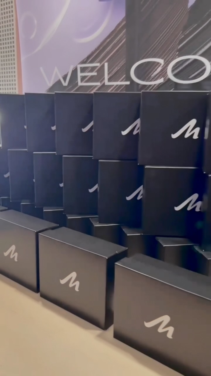 Erneut durften wir das Vertrauen von @manhattancosmetics genießen und zum ausverkauften Tate McRae Konzert eine exklusive Brand Experience in der @lanxessarena umsetzen.
Gebrandete Loge, starke Produkte, handverlesene Creator:innen – über 10 Mio. potenzielle Reichweite auf Instagram und TikTok.
Es war uns eine Freude.
Vielleicht stehen bald schon neue Themen an … 🤫🫶🏻
Stay tuned. 💋