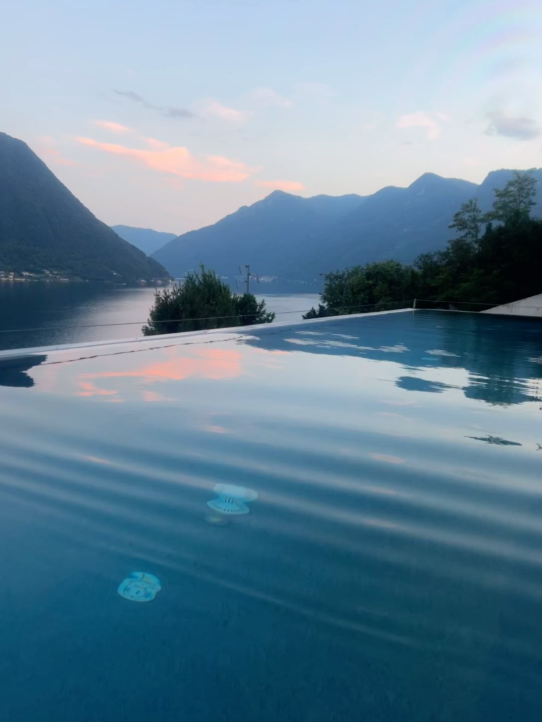 The tranquillity of the sunset… good night ! #lakecomoitaly #lakecomo