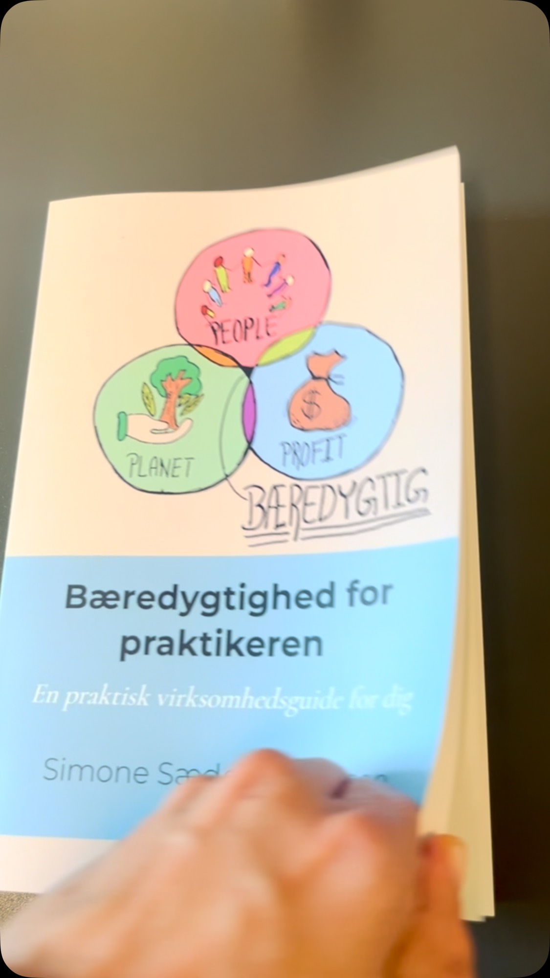 Breaking: Jeg har ikke kun lavet et barn (87 % færdig)… Jeg har også lavet en #bog! 😅📘
Den er lavet til dig, der arbejder med bæredygtighed – eller burde gøre det.
Til dig, der tænker: “Vi skal lave en ESG-rapport… men hvor starter vi egentlig?”
Til dig, der underviser, leder eller bare er den, der altid får kastet bæredygtigheds-bolden i hænderne på jobbet.
Jeg skrev bogen, jeg selv manglede. Som underviser. Som konsulent. Og som menneske, der har siddet med hovedet begravet i alt fra verdensmål til CO2-regnskaber og tænkt: “Hvorfor er der ingen, der har lavet en guide til det her?”
✔️ Den er lavpraktisk. ✔️ Den er skrevet på menneskesprog. ✔️ Og den er testet og udviklet med rigtige virksomheder.
Der kommer ingen stor fancy boglancering. (Sorry, ingen bobler.)🍾
Men til gengæld kan du klikke lige her og købe den med det samme, direkte fra trykken: https://www.saxo.com/dk/baeredygtighed-for-praktikeren_bog_9788740983401 📦✨
👉 Så har du ingen undskyldning for ikke at komme i gang.
#ESG #bæredygtighed #grønomstilling #ledelse #erhverv #praktiskguide #virksomhedsudvikling #bæredygtigforretning