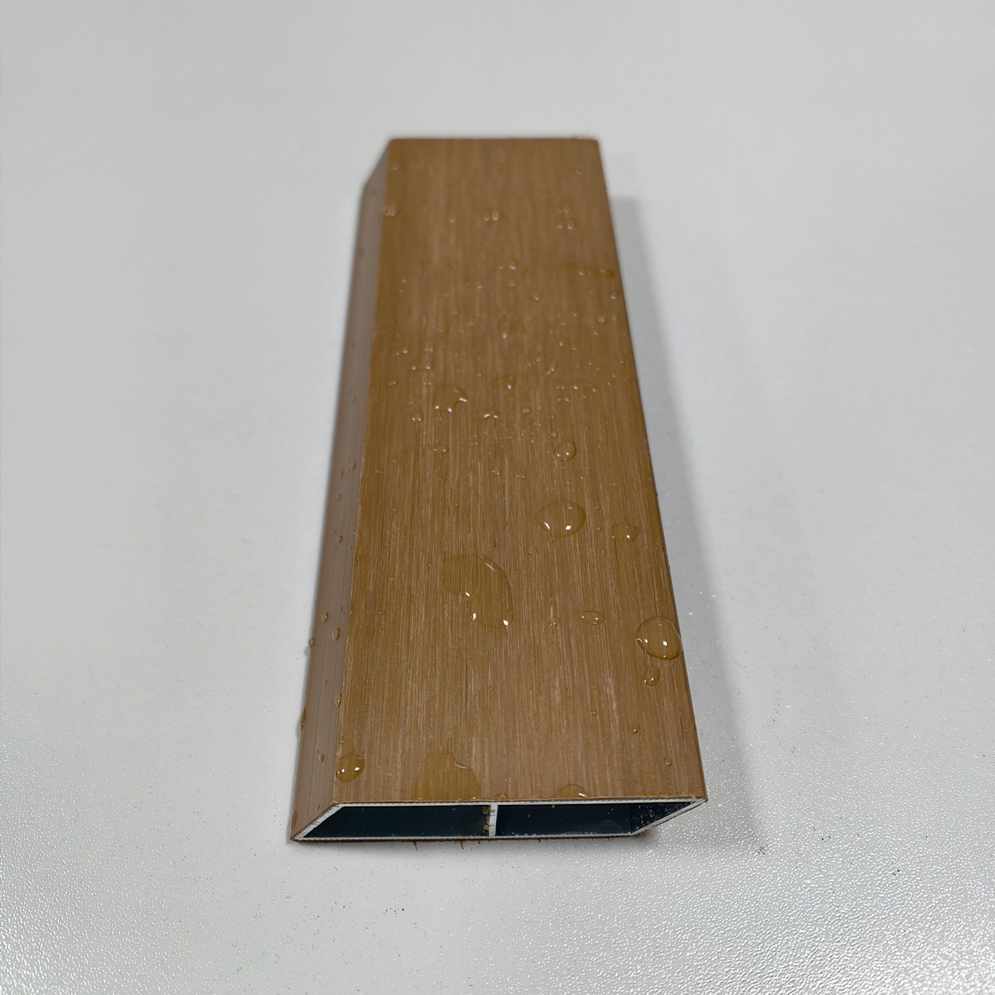 Aluminum fence coated with a top PE layer featuring a 3D wood grain texture.
The advantages:
🐱Significantly longer lifespan
🍉Scratch and color-resistant
🎃A more slip-resistant surface
🥝Easy to clean
#fence #gardenlovers #compositedecking #aluminum #woodomo