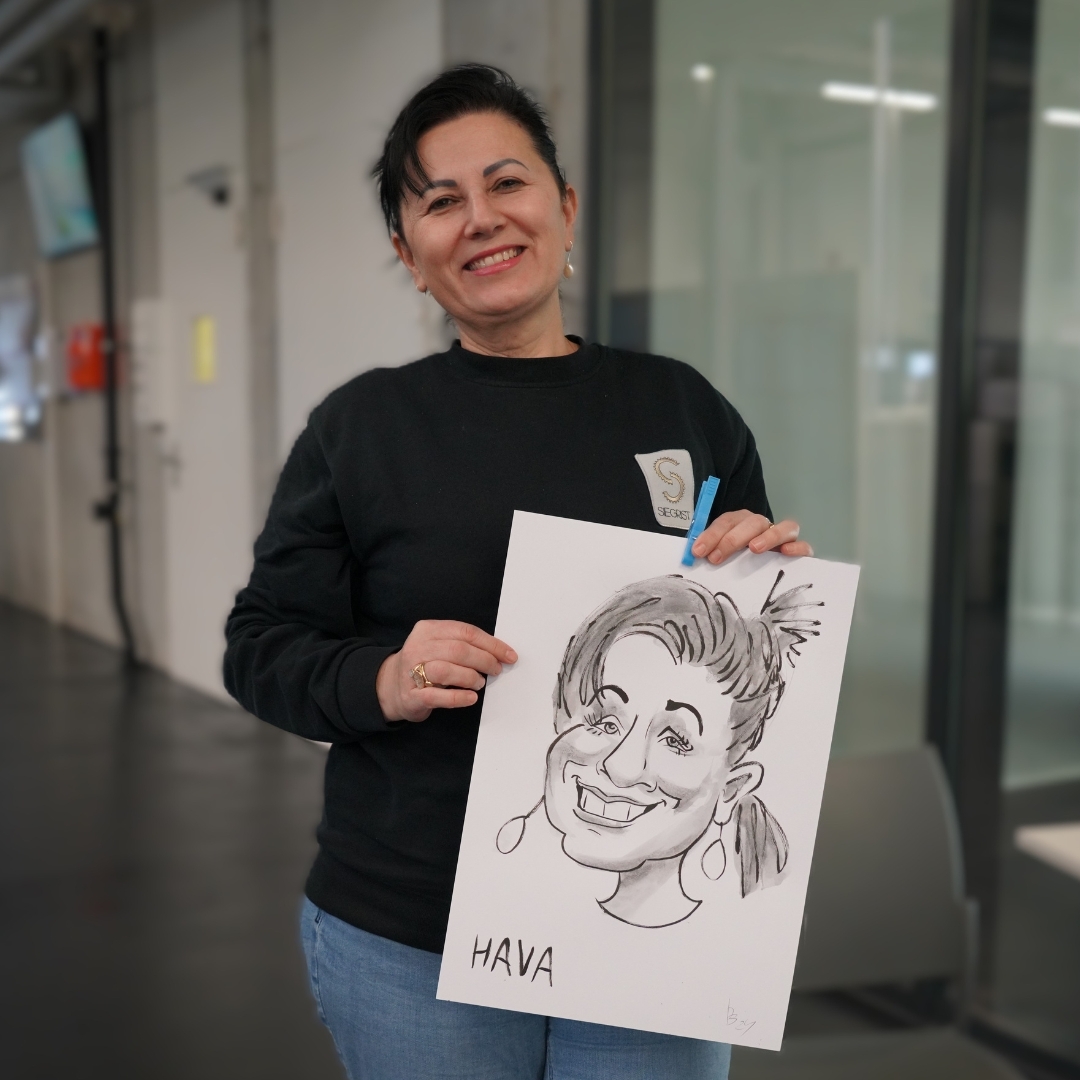 ONE MONTH ONE PORTRAIT 🎨
Entdecken Sie diesen Monat das Porträt von Hafe. Seit 6 Jahren ist sie ein fester Teil unseres Teams in der Qualitätsprüfung – mit einem scharfen Blick, viel Engagement und ganzem Herzen dabei.
Discover this month's portrait of Hafe. For six years, she has been an essential part of our quality assurance team – sharp-eyed, deeply committed, and always putting her heart into everything she does.
#wsiegristag #team #karikatur