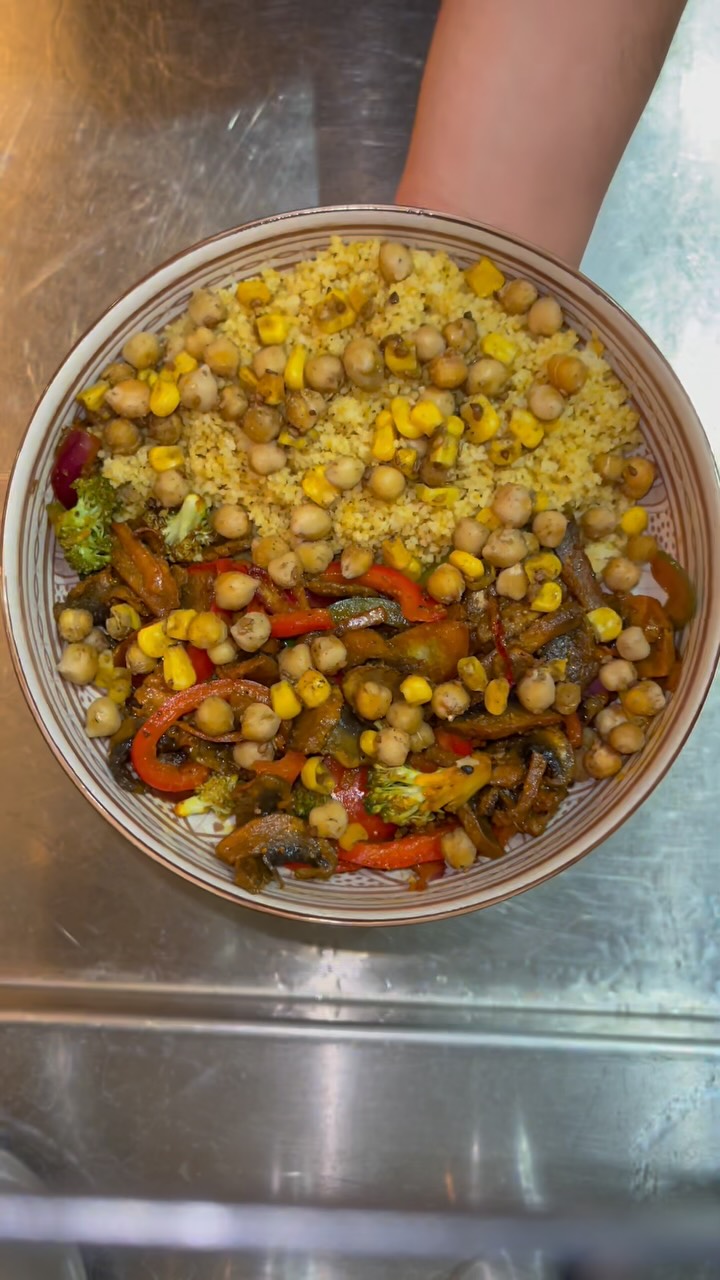 Arzo
Épicerie du monde 🌍
Plat végétarien :
- Couscous, Champignons 🍄, poivrons 🫑, oignons rouge🧅, brocolis 🥦, épices (mélange paella), maïs 🌽 et pois chiches.
Accompagné d’une sauce maison fait par Arzo.
#larochelle #bio #dryfruıts #saveursdumonde #17000