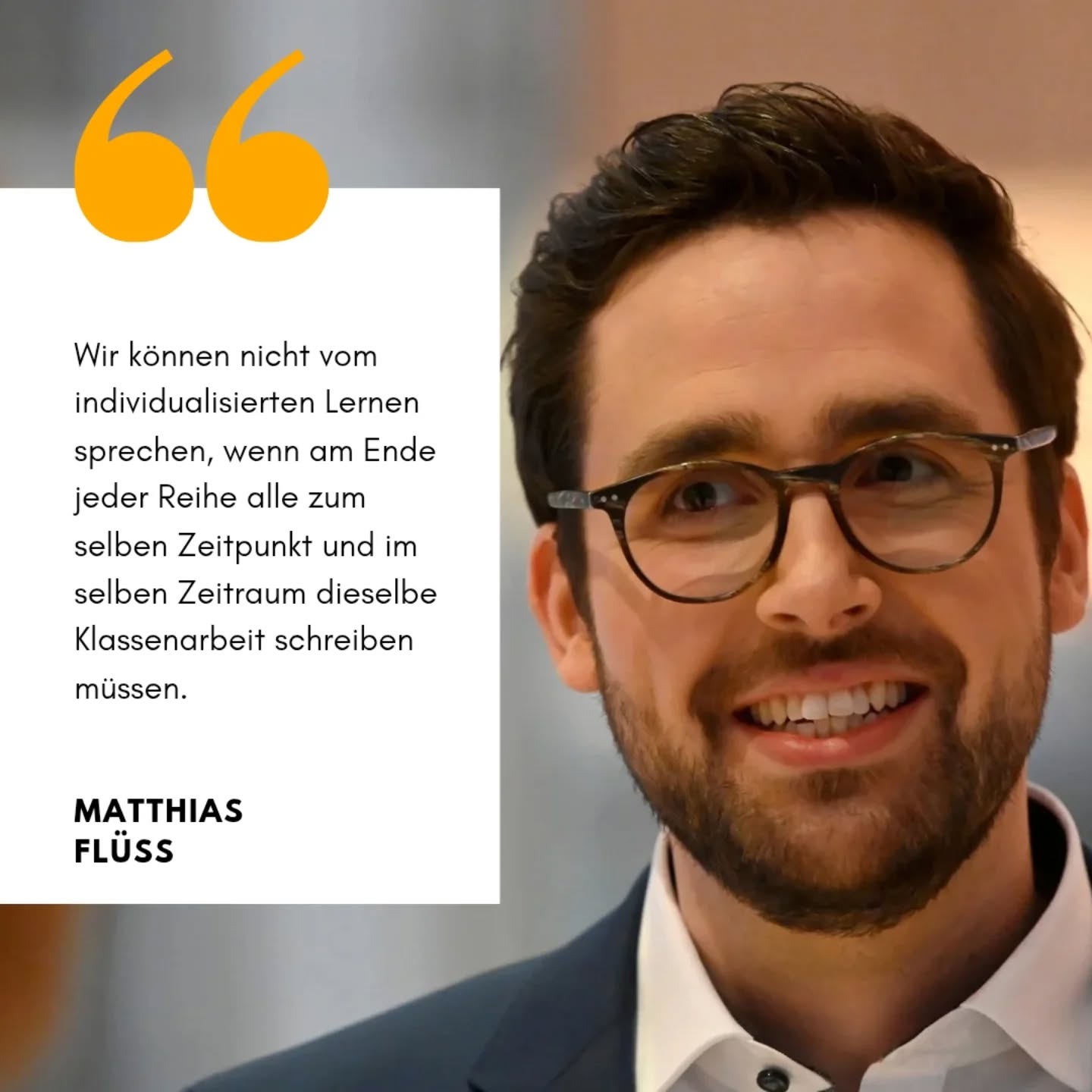 Individualisiertes Lernen – Mehr als eine schöne Illusion? 🤔
Wir fordern individuelle Lernwege, aber prüfen am Ende alle standardisiert. Das ist so, als würden Kugelstoßer, Turnerinnen und Marathonläufer alle für die Olympischen Spiele trainieren, am Ende aber im 100-Meter-Sprint gegeneinander antreten müssen. Ein absurder Gedanke, der die wahren Kompetenzen ignoriert.
Genau diesen Widerspruch leben wir in unserem Bildungssystem:
1️⃣ Das Tempo wird ignoriert: Wir akzeptieren, dass Menschen unterschiedlich schnell lernen, zwingen dann aber alle gleichzeitig über dieselbe Ziellinie der Abschlussklausur.
2️⃣ Stärken werden unsichtbar: Wir fördern Kreativität in Projekten und Eloquenz in Vorträgen. Bewertet wird am Ende aber oft nur die eine Fähigkeit, Wissen unter Zeitdruck schriftlich wiederzugeben.
3️⃣ Oberfläche statt Tiefe: Wir streben nach nachhaltigem Verständnis. Das System belohnt aber oft kurzfristiges Auswendiglernen ("Bulimielernen") für den einen, entscheidenden Testmoment.
Echtes individualisiertes Lernen muss auch am Ende individuell bleiben. Es braucht Prüfungsformate, die der Vielfalt der Lernenden und ihren Kompetenzen wirklich gerecht werden.
Doch statt nur die Prüfung zu reformieren, sollten wir die Frage neu stellen: Was, wenn Lernen nicht auf einen Test vorbereitet, sondern zur Selbstwirksamkeit befähigt?
Die Antwort liegt in handlungsorientierten Projekten, die sich bewusst in die Gesellschaft einmischen. Projekte, in denen Lernende echte Probleme lösen und merken: Mein Handeln hat eine Wirkung!
Das ist der Kern von Bildung für nachhaltige Entwicklung (BNE):
+Eine Kampagne für mehr lokale Biodiversität starten.
+Eine App entwickeln, die regionale Erzeuger vernetzt.
+Ein Mehrgenerationen-Projekt im Stadtteil organisieren.
Bei einem solchen Ansatz verschiebt sich der Fokus der Bewertung radikal: Nicht mehr das finale, reproduzierbare Ergebnis ist der Maßstab, sondern der Lernweg dorthin. Der Prozess, die Zusammenarbeit, die überwundenen Hürden und die wachsende Fähigkeit zur gesellschaftlichen Teilhabe werden zum Zeugnis des Erfolgs.
Wie seht ihr das? Ist unser Prüfungssystem noch zeitgemäß oder braucht es dringend ein Update?