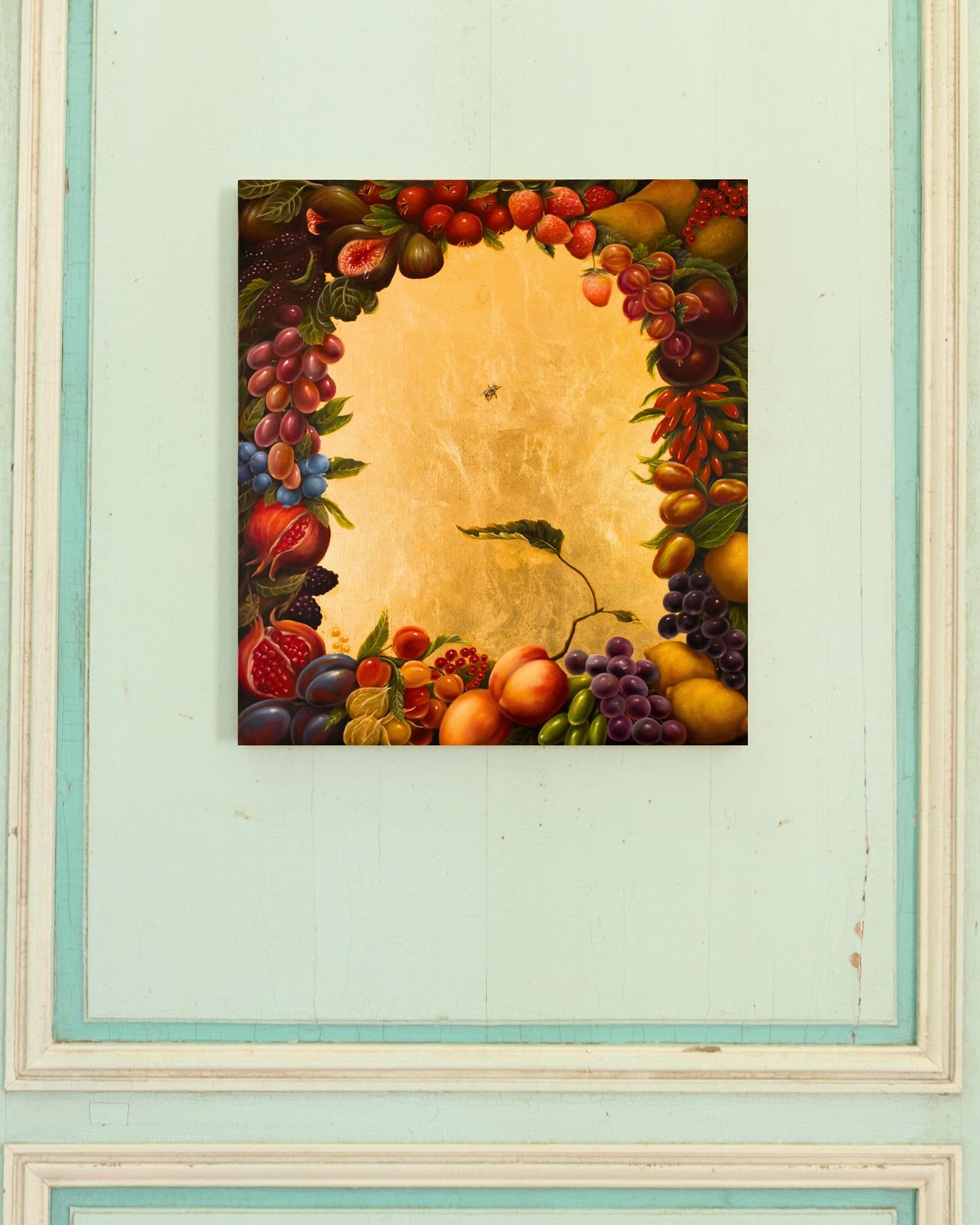 𝒮𝒾𝒸 𝓉𝓇𝒶𝓃𝓈𝒾𝓉 𝑔𝓁𝑜𝓇𝒾𝒶 𝓂𝓊𝓃𝒹𝒾 / 𝒮𝑜 𝓅𝒶𝓈𝓈𝑒𝓈 𝓌𝑜𝓇𝓁𝒹𝓁𝓎 𝑔𝓁𝑜𝓇𝓎, by Xu Yang sings between the gilded frames and soft Normandy light in 𝐹𝑜𝓇𝑔𝑒𝓉 𝑀𝑒 𝒩𝑜𝓉.
This painting symbolises the transience of earthly pleasures, and the inevitability of death and decay, even in the midst of life’s richest offerings. It draws on classical allegories and vanitas traditions, which remind viewers of life’s fleeting nature and the futility of indulgence without spiritual grounding.
These abundant ripe fruits from different cultures are at their prime, on the cusp of spoiling - they surround in a Baroque style wreath, a vast central emptiness of glowing gold, except for a single fly.
The fruits our like our own bodies and will not last, the fly waits. The placement of the fly in the centre injects memento mori into an otherwise vibrant composition. It hints that all things, even beauty and abundance, are fleeting.
Its placement in the centre draws focus and the gold background references religious and iconographic artworks where gold was used to symbolise the divine or the eternal.
On view at Château de Lantheuil until July 10.
𝒮𝒾𝒸 𝓉𝓇𝒶𝓃𝓈𝒾𝓉 𝑔𝓁𝑜𝓇𝒾𝒶 𝓂𝓊𝓃𝒹𝒾 / 𝒮𝑜 𝓅𝒶𝓈𝓈𝑒𝓈 𝓌𝑜𝓇𝓁𝒹𝓁𝓎 𝑔𝓁𝑜𝓇𝓎
2025
Oil on linen and 24k gold
50 x 45 cm
#lucyvongoetz #Rococo #momentomori #vongoetz #surrealism #XuYang #ForgetMeNot #XuYang_Art