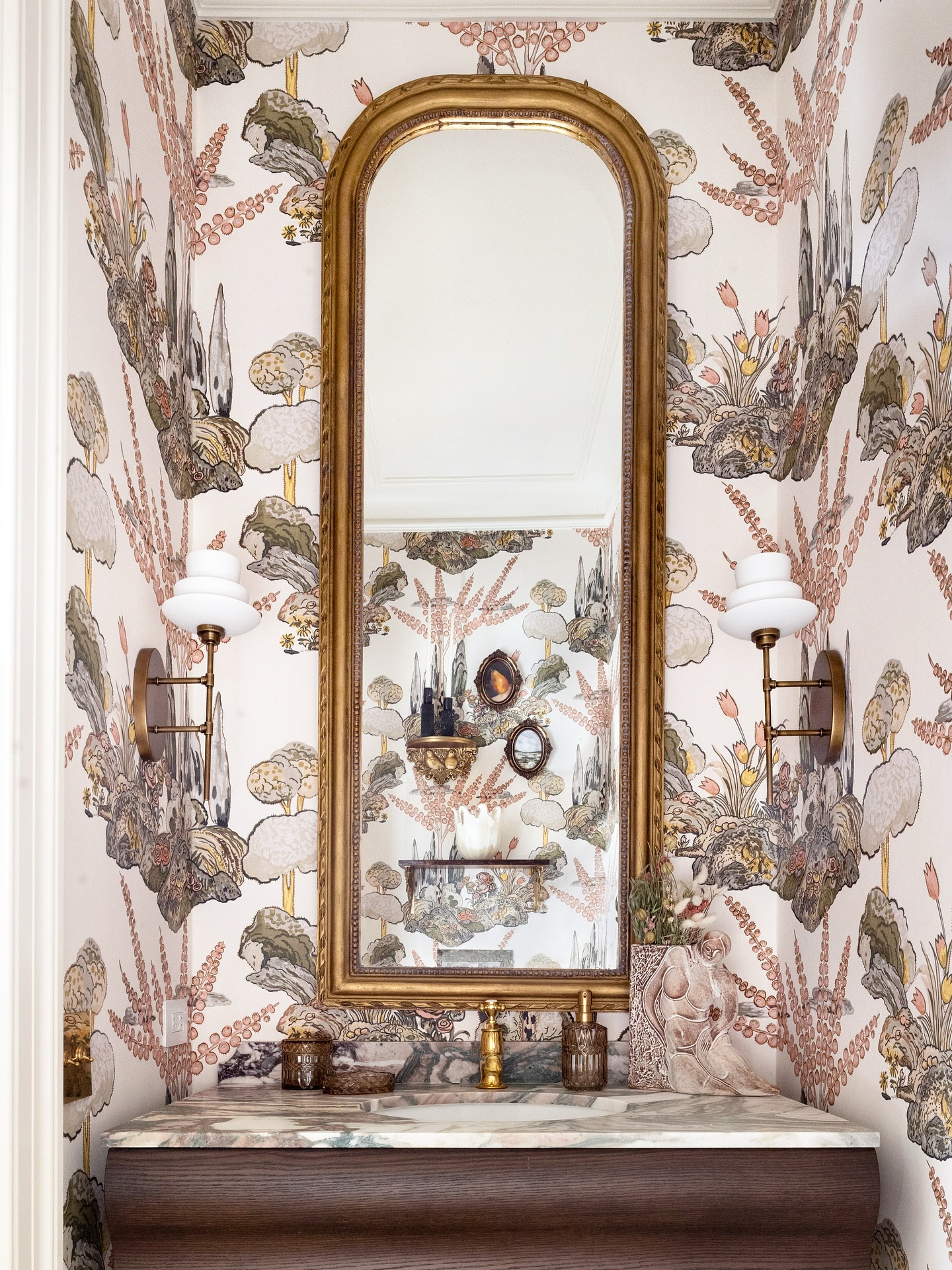 It all started with the wallcovering…
📸 @catmaxphoto
📄 @thibaut_1886
#powderroomdesign #powderroominspo #bathroominspo #bathroomdecor #bathroomvanity #wallpaperinspo #wallpaperpattern #thibautwallcoverings #showhouse #seshowhouse25 #bathroommoodboard #bathroomlighting