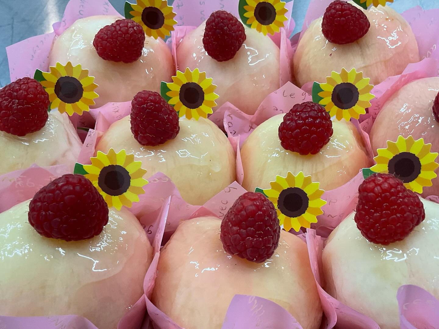 お待たせいたしましたーーー!!!
桃っ娘(ももっこ)2025販売開始です
今年もたくさん作ります。
ご予約も承ります
#CHALON #青梅シャロン#シャロン#桃のスイーツ#ももっこ #桃丸ごと#夏期限定スイーツ