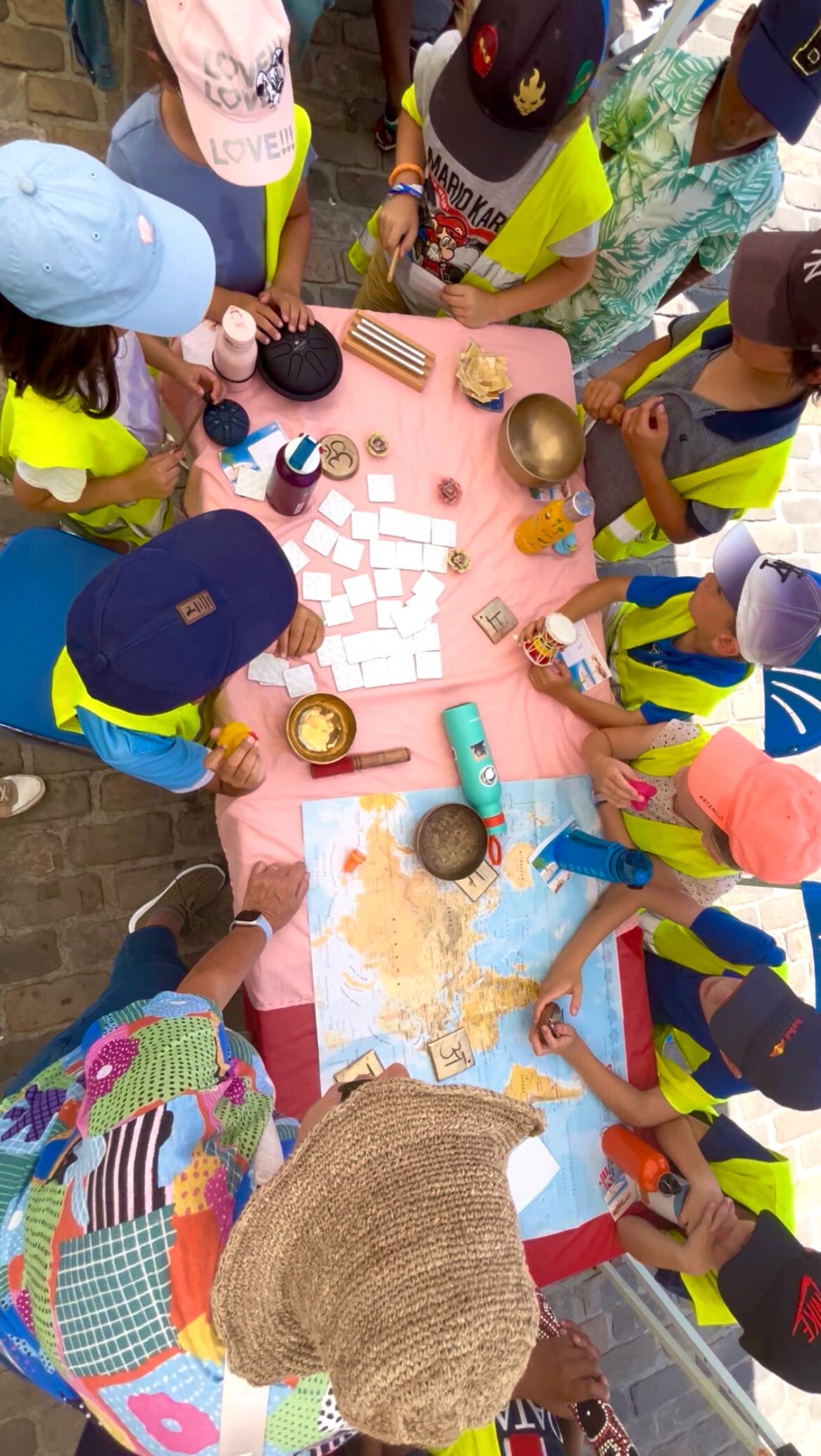 Ils ont fait le TOUR du MONDE... 🗺️🎶
.
Retour en images sur notre atelier « Voyage Sonore » à la fête de la Maison de Parents !
.
Au programme pour nos explorateurs en herbe :
.
DÉCOUVRIR les secrets des instruments du monde 🌏
MANIPULER et créer leurs propres rythmes ✨
COMPOSER leur mini bain sonore 🧘♀️
S’ÉVADER grâce aux vibrations envoûtantes !
.
Un immense merci aux enfants pour leur énergie et leur créativité, et à la Maison des Parents pour l’invitation !
.
Imaginez de petites mains curieuses découvrant un kalimba africain ou damru indien, de yeux fermés pour sentir les vibrations d’un bol tibétain, et des sourires en devenant compositeurs de leur propre bain sonore, le tout sous le regard bienveillant de Catherine @catherineed 🙏🏻
.
Le résultat ? Le sentiment d’avoir voyagé très loin, simplement porté par la magie des sons.
.
🚀 PRÊTS POUR LE DÉCOLLAGE DE LA RENTRÉE ?
Dès octobre, retrouvez :
.
🔸Un atelier mensuel Yoga & Sons à la Maison de Parents.
🔸De tout nouveaux créneaux pour les jeunes chez @soundyoga.fr.
.
Le nouveau planning est en préparation. Restez connectés pour être les premiers informés ! 🔔
.
@soundyoga.fr
.
.
#yogaduson #bainsonore #ateliercreatifenfant #enfant #musiqueetenfant #sortieenfant #bienetreenfant #sonotherapie #yogapourtous #nouveautes #compiegne_tourisme #compiègne #compiegneagglo #soundyogacompiegne #activiesforkids #activiteenfant #activiteenfants