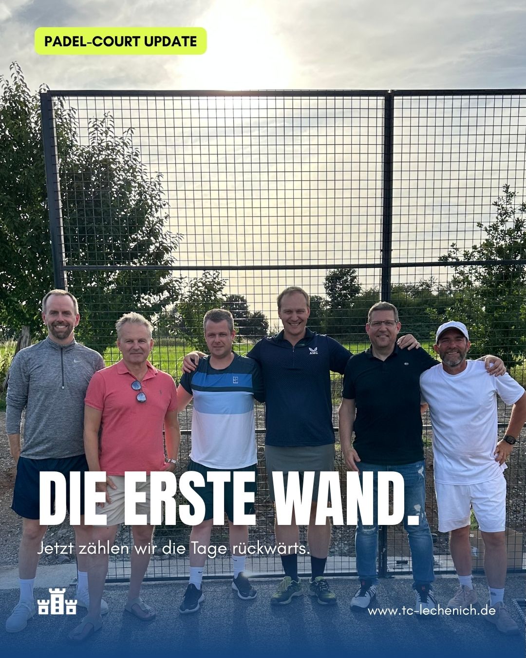 Ab JETZT dürfen wir die Tage rückwärts zählen! 🤩 ⏱️
Der Aufbau unserer zwei Padel-Courts ist in vollem Gange. Wir haben die Aufstellung des ersten Gitterelements entsprechend mit Begeisterung beobachten dürfen. 👀
Auf dem Foto von rechts nach links:
Daniel (TCL Vorstand), Oliver (Padel-Community Manager), Jan, Jens & Michael (TCL Vorstand) sowie Tim (Padel-Community Manager).
Stay tuned für mehr Updates in den kommenden Tagen & Wochen! 🎾