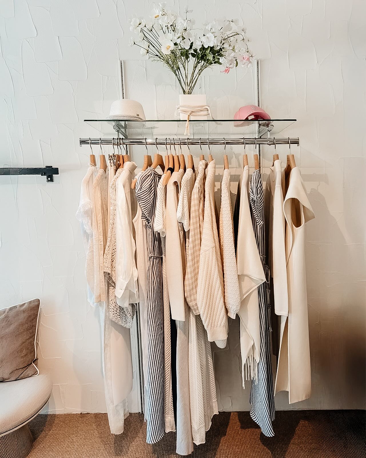 Bereit für den Sommer? 🌴
Entdecke ausgewählte Sonnenbrillen von @swissflexofficial und luftige Sommer-Looks für warme Tage 🕶️☀️
Wir freuen uns auf euren Besuch.
#boutiquejelen #summerlook #arosa #fashion