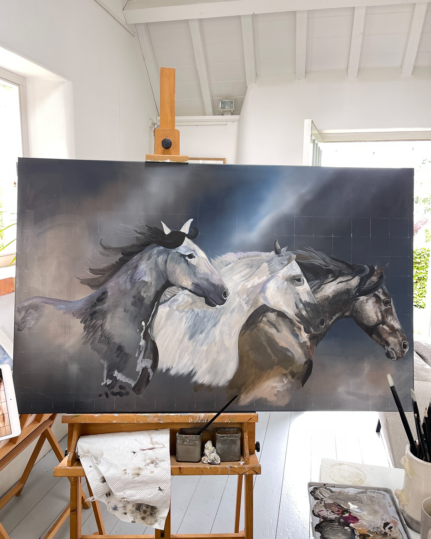 Some blocking in progress on this huge painting today. I seem to love starting and finishing paintings but not so much the bit in between! 🙃