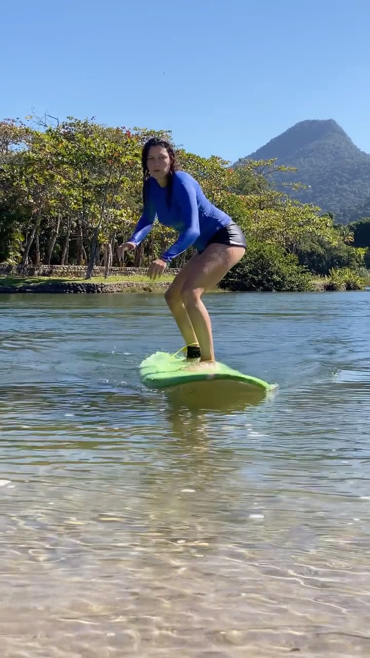 Olha que lindo nosso paraíso 🏝️você também pode vir e desfrutar dessa experiência única e maravilhosa de surfar altas ondas como a Isa fez 😎🏄🏻 Itamambuca, Ubatuba 🇧🇷