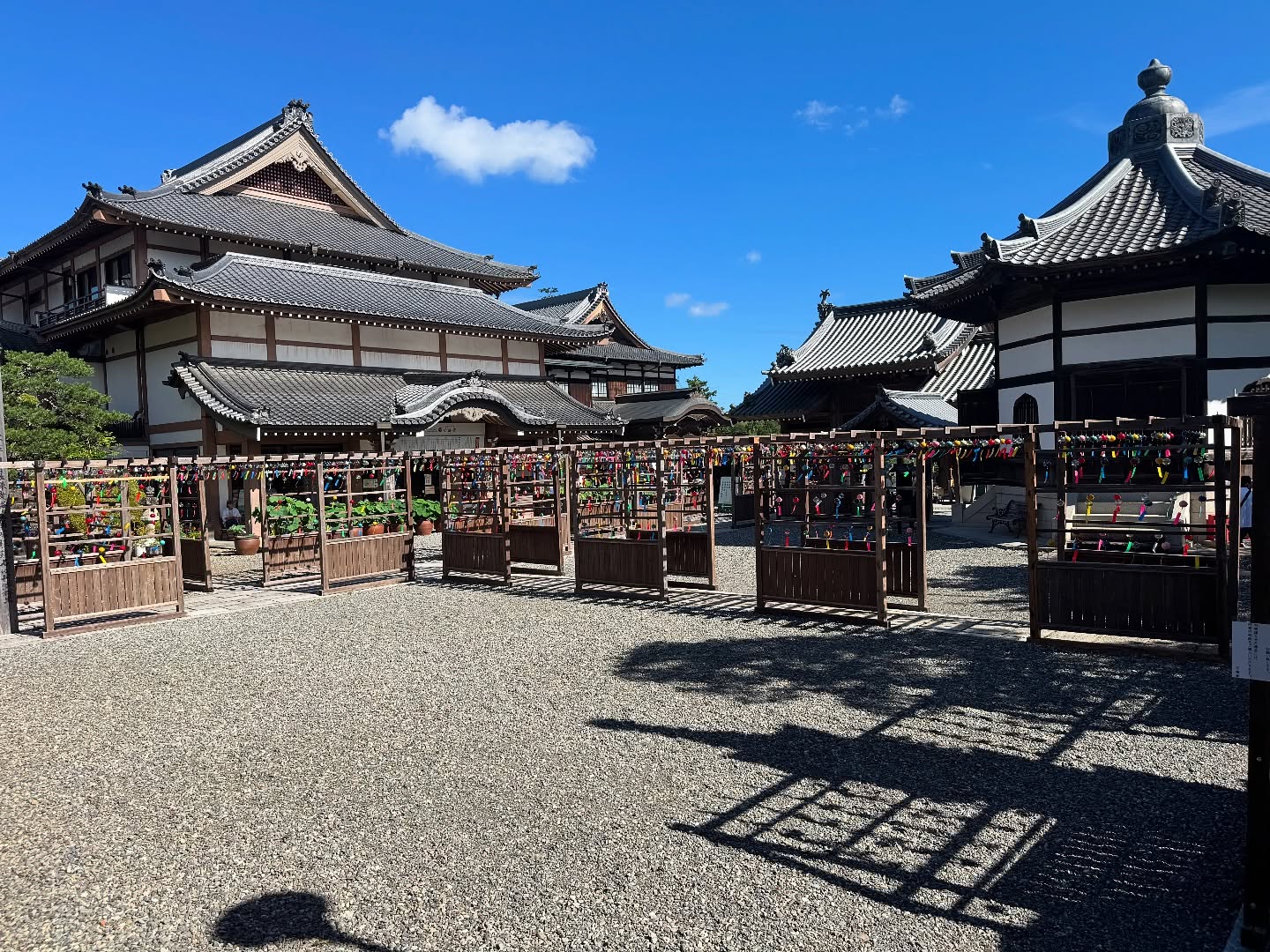 昨日は遠州観音霊場会の総会のために可睡斎様へ。風鈴がからからなってました