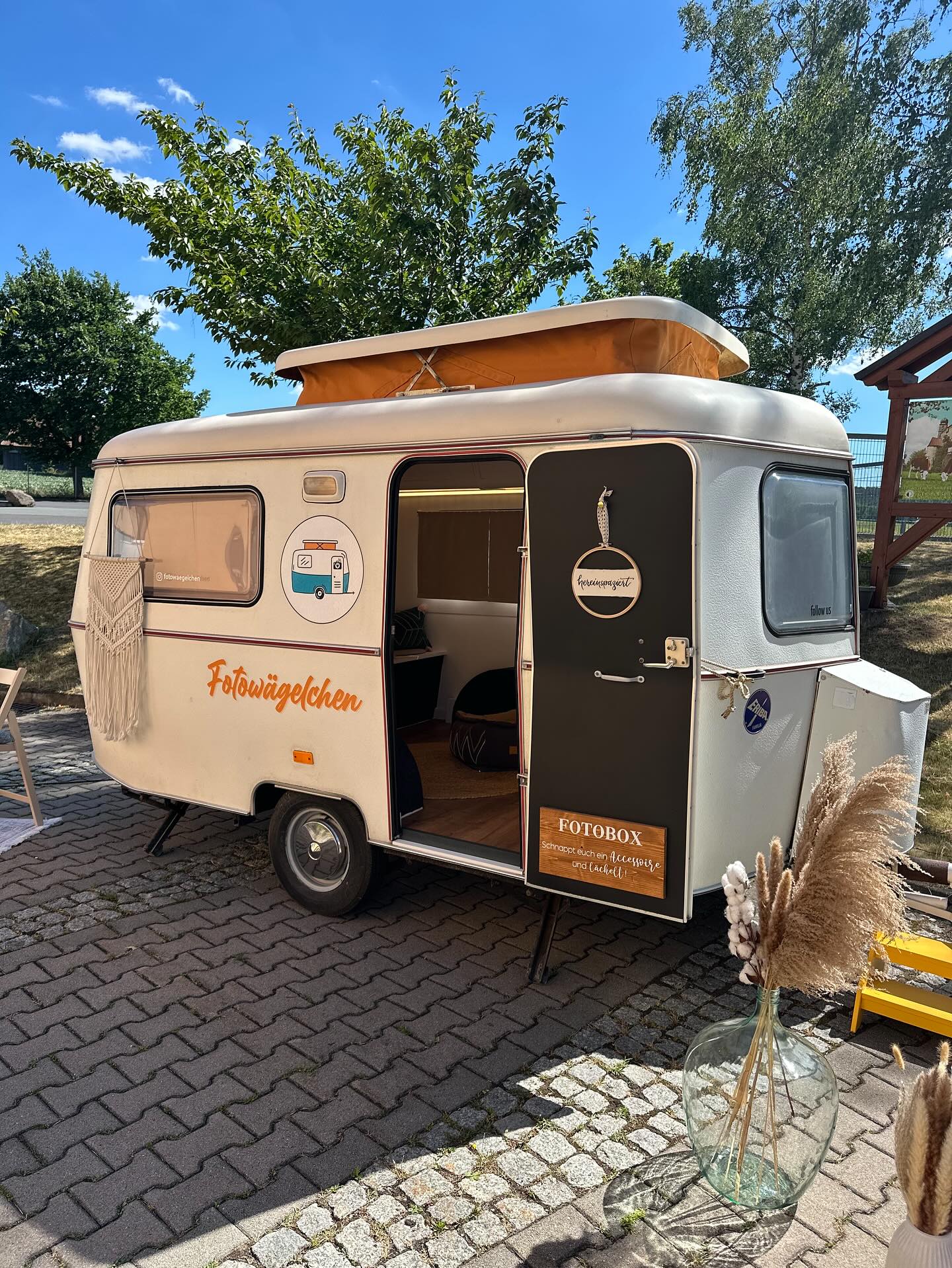 Wir freuen uns auf Eure Anfragen 🙌🏻
Ob Geburtstag, Taufe, Hochzeit oder Firmenfeier – wir sind bereit, Eure Feier stilvoll und mit Charme festzuhalten.
Kontaktiert uns, wir freuen uns auf Eure Anfrage 👐🏻
📞 0151/14938471
📧 fotowaegelchen@web.de
🛜 www.fotowaegelchen.info
Euer Fotowägelchen Team 📸
Daniela & Sven Keller
#fotowaegelchen#fotobox#fotowagen#geburtstag#hochzeit#taufe#firmenfeier#fotos