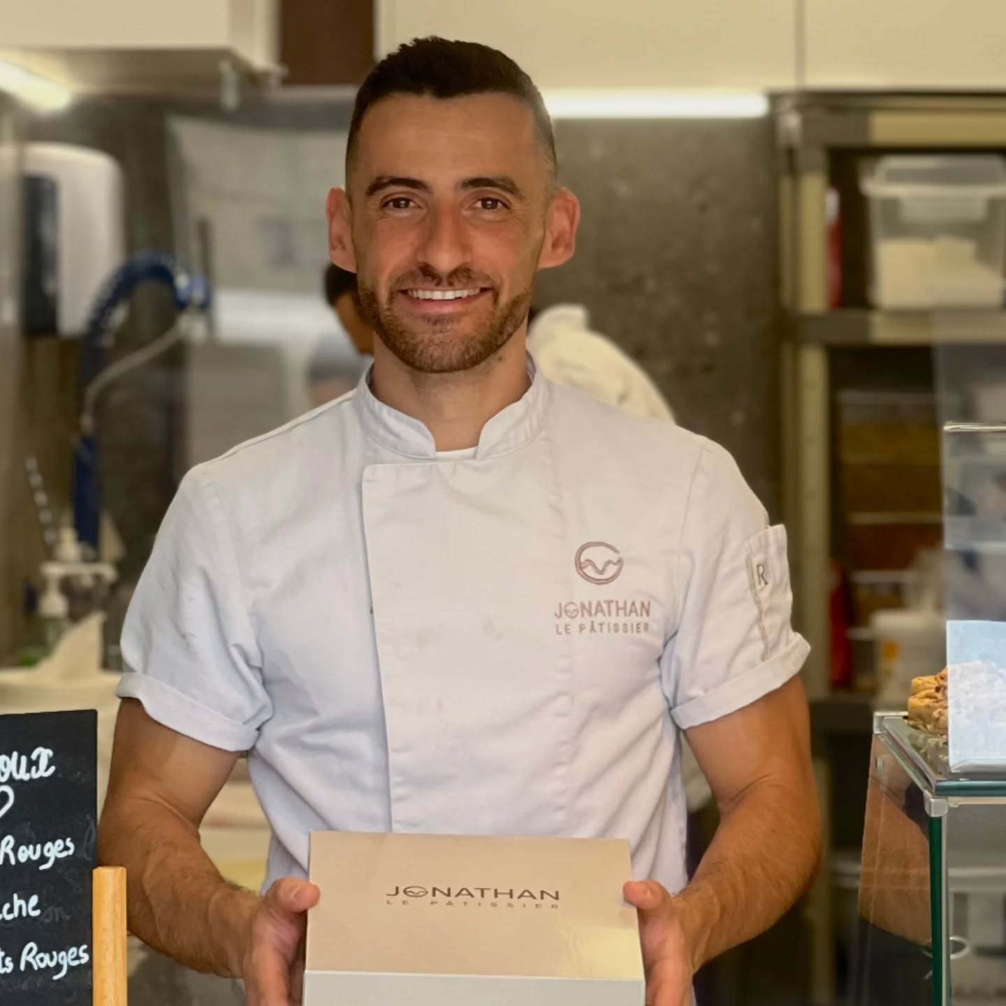 đ14 avenue MarĂ©chal Foch, câest ici que tout a commencĂ©âŠ
Depuis 3 ans, vous ĂȘtes de plus en plus nombreux Ă venir savourer nos choux minute, Ă partager un mot doux, un sourire, ou un moment de gourmandise.
Et si on vous disait⊠que lâaventure allait bientĂŽt prendre une nouvelle tournure ? đ«ą
Un projet un peu fou, un rĂȘve qui prend forme⊠On ne peut pas encore tout vous dire, mais lâĂ©tĂ© 2025 sâannonce savoureux, convivial⊠et plus gĂ©nĂ©reux que jamais.
Restez connectĂ©s, on vous en dira plus trĂšs bientĂŽt đ
Photo by @k_rolight_food
#JonathanLePatissier #Nice06 #ChouxMinute #PatisserieNice #Teasing #Summer2025 #SurpriseEnCours #BarĂ Choux #Boulanchetin