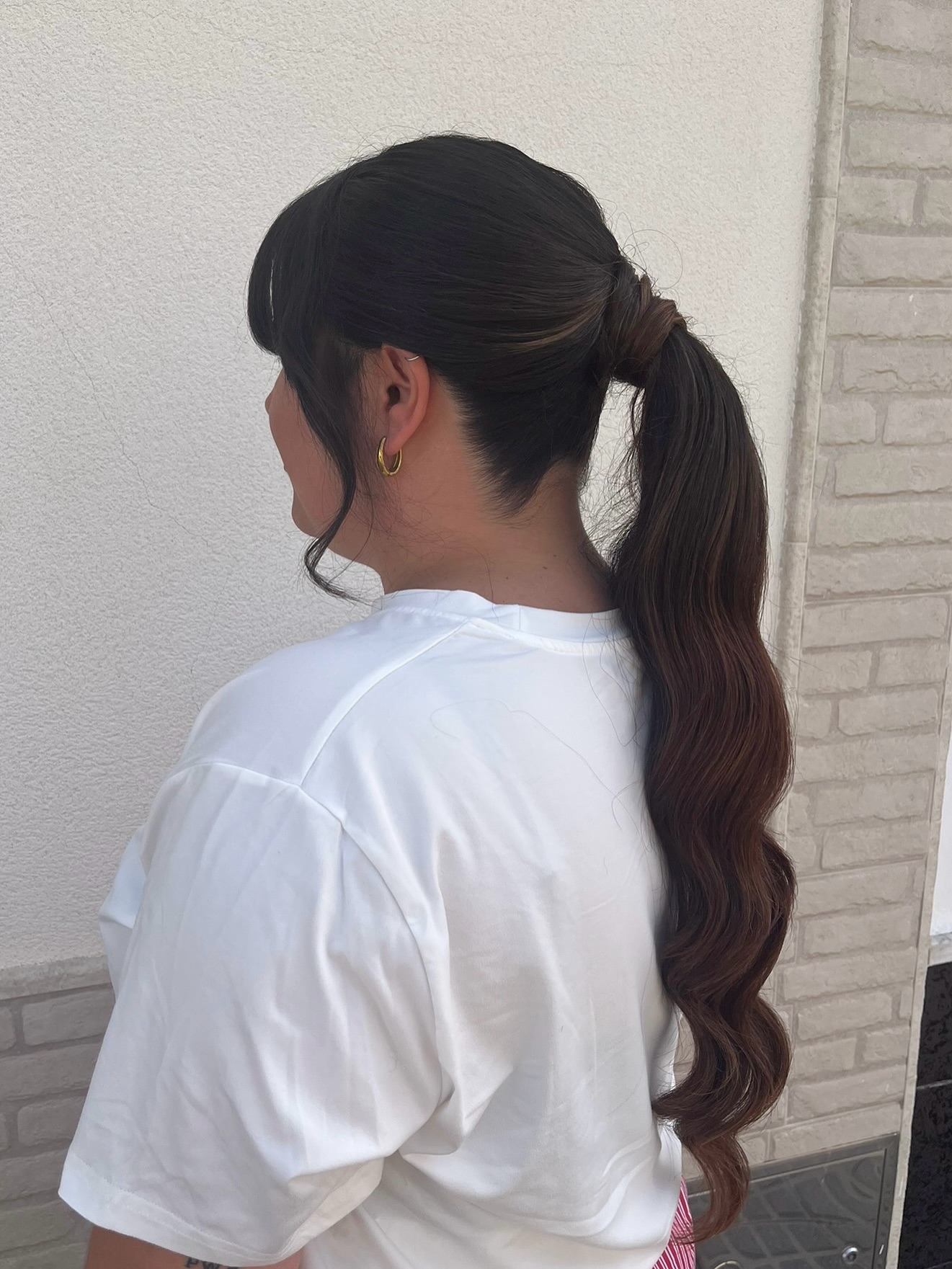 Coleta estructurada con acabado pulido ✨ volumen controlado en la zona superior 💆🏽♀️ y ondas marcadas en largos 💖
Un peinado versátil y elegante, ideal para eventos o invitadas que buscan un look sofisticado sin perder naturalidad 🌿
Finalizamos con mechón envolvente para disimular la goma y dar un extra de estilo y limpieza al conjunto.✨
¿Para qué ocasión te la harías?
#barbaramillan #equipobarbaramillan #peluqueria #hair #makeup #moda #beauty #hairsalon #hairstyles #kerastase #wella #coloristawella #sassoon #goaorganics #sebastianprofessional