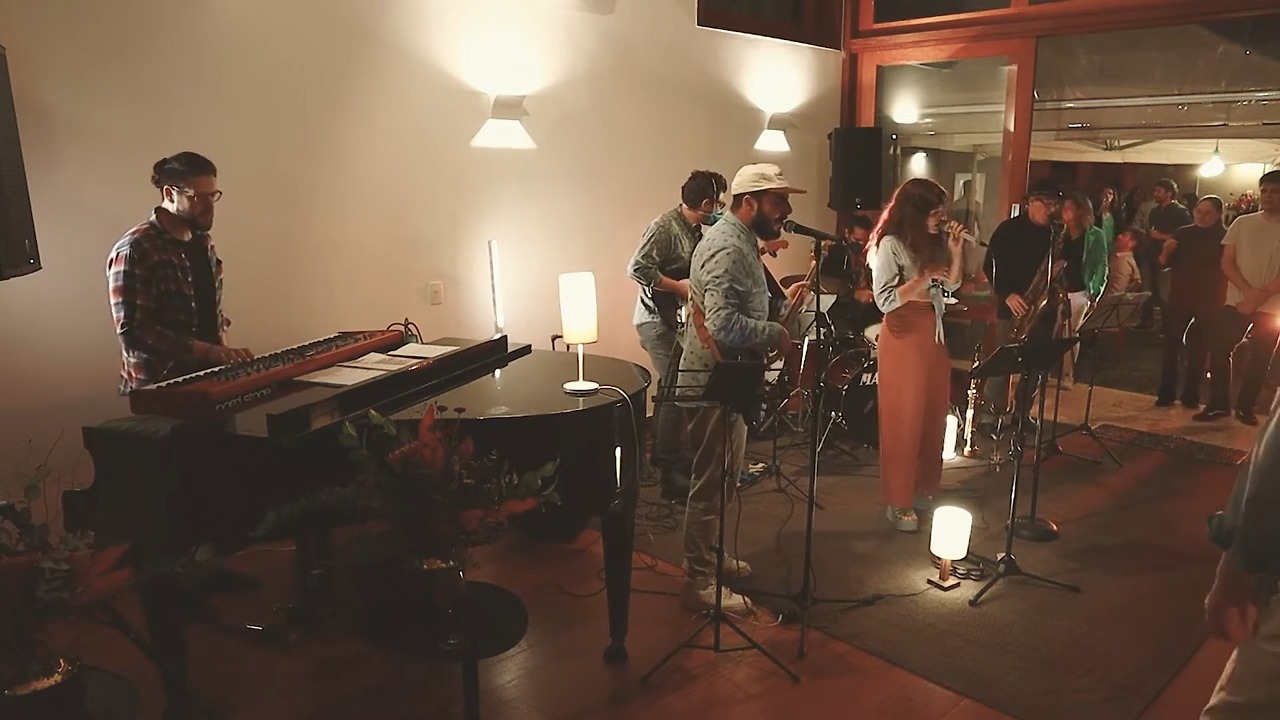 🎉 Contrate uma banda com alma, swing e presença de palco para o seu evento!
⠀
🎶 Signed, Sealed, Delivered I’m Yours – Stevie Wonder
🎤 Interpretação ao vivo da Banda Sugar Soul
⠀
Clássico absoluto do soul e da música dançante, agora com a força e o groove ao vivo da Sugar Soul.
Ideal para festas animadas, eventos corporativos e celebrações inesquecíveis!
⠀
🎤 Nathalie Alvim – Voz
🎷 Ubaldo Versolato – Sax
🎸 Eduardo Camargo – Guitarra
🎸 Léo Versolato – Baixo
🎹 Rodrigo Braga – Teclado
🥁 Abner Paul – Bateria
⠀
📍 Uma produção Músicas & Eventos – Música ao vivo com qualidade, carisma e repertório envolvente.
⠀
📲 Solicite um orçamento e leve o melhor da música para o seu evento!
⠀
🔗 www.musicaseeventos.com.br
📩 musicaseeventos@gmail.com
📱 WhatsApp: (11) 98590-6903
📸 Instagram: @musicas.e.eventos