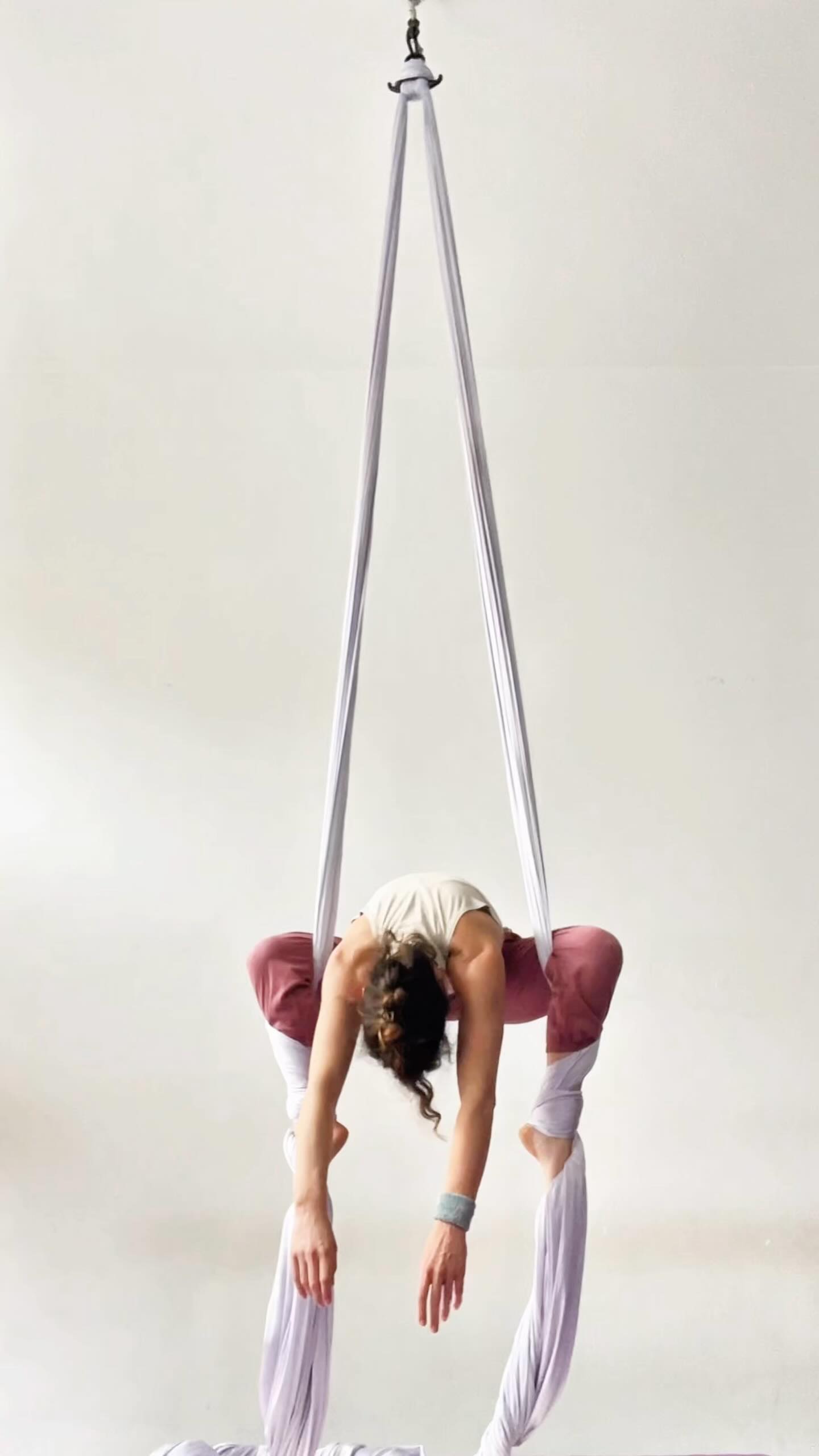 🦥 Sloth-ing around in the studio when it’s just too hot to fly…☀️🍅
Sometimes the best training is just showing up (and hanging in there 😅).
Also: Featuring my favorite lower body warm up on apparatus! 🙃😍
.
.
.
#aerialsea #aerialsilks #aerialistlife #aerialtraining #slothvibes #aerialhumor #slowdaysarestillprogress #studiohangs #silkslife #aerialartist #aerialinspiration #aerialmovement #summerinthecity