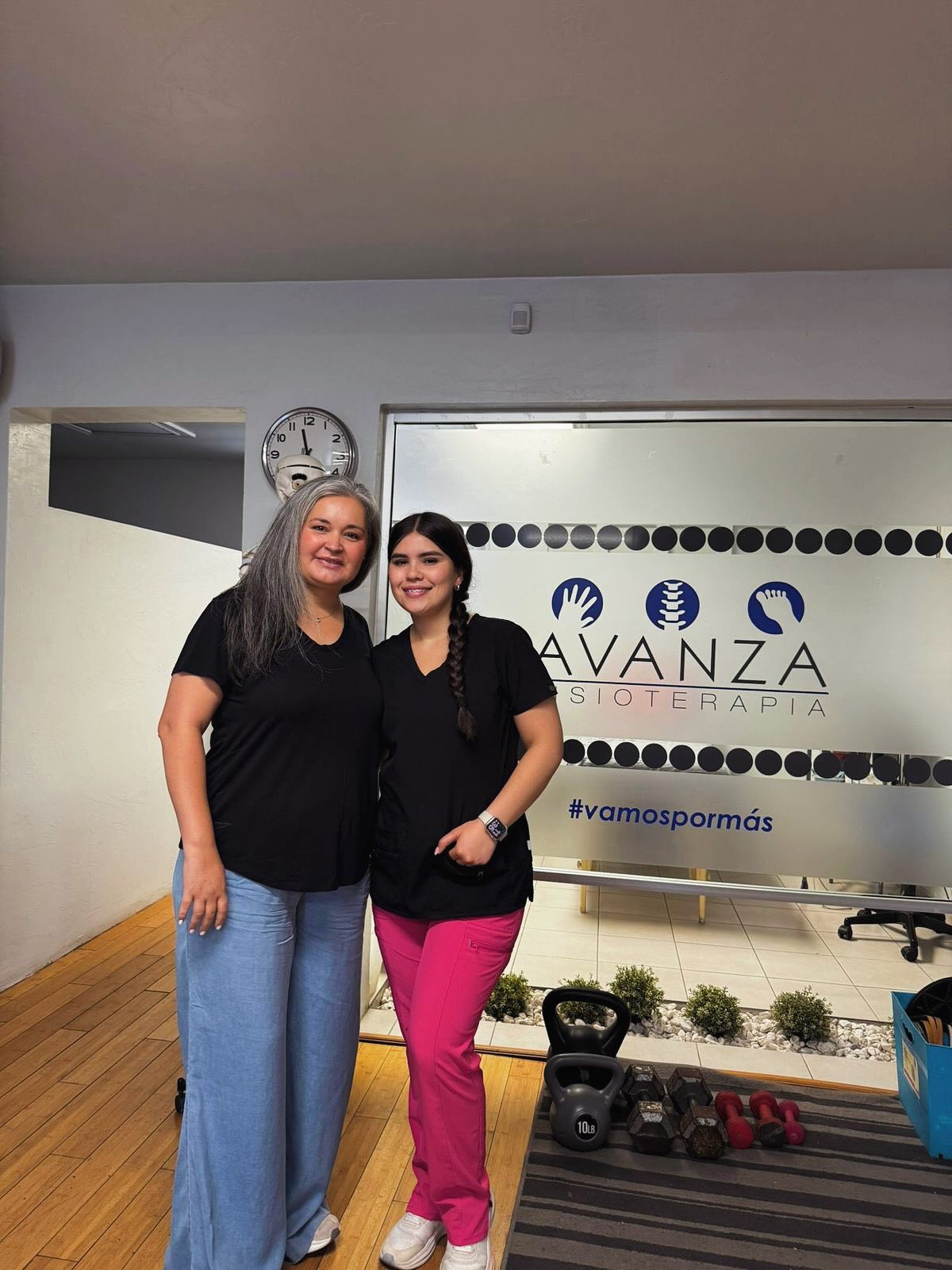 Una despedida que nos recuerda por qué hacemos lo que hacemos🥹❣️🤲🏽
Hoy dimos de alta a un paciente muy especial. Su presencia en la clínica esta mañana no fue por tratamiento, sino para agradecer. Agradecer de corazón, con palabras que tocaron profundamente a todo nuestro equipo.
Fue un momento emotivo, de esos que quedan grabados.
Xiomara, su fisioterapeuta, lo acompañó a lo largo de un proceso complejo: la rehabilitación tras una hemiparesia producto de un evento vascular cerebral. Su mano, su independencia, su calidad de vida se vieron comprometidas. Pero paso a paso, día tras día, fueron construyendo juntos un camino de recuperación.
Como fisioterapeutas, entregamos lo mejor de nosotros en cada caso neurológico, sabiendo que no siempre hay certezas, pero sí compromiso. Por eso, ver que un proceso culmina en éxito y recuperación total no solo nos alegra: nos reafirma. Nos recuerda que para esto estamos. Que estas pequeñas grandes victorias nos dan identidad, integridad, sentido y orgullo.
Agradecemos profundamente que se haya tomado el tiempo de volver solo para decir “gracias”. Porque en ese gesto sencillo se resume todo lo que amamos de esta profesión.
Gracias Aidaly🤍
Gracias @xiomara02martinez
#eventovascularcerebral #rehabilitacionneurológica #hemiparesia #avanzafisioterapia #vamospormás