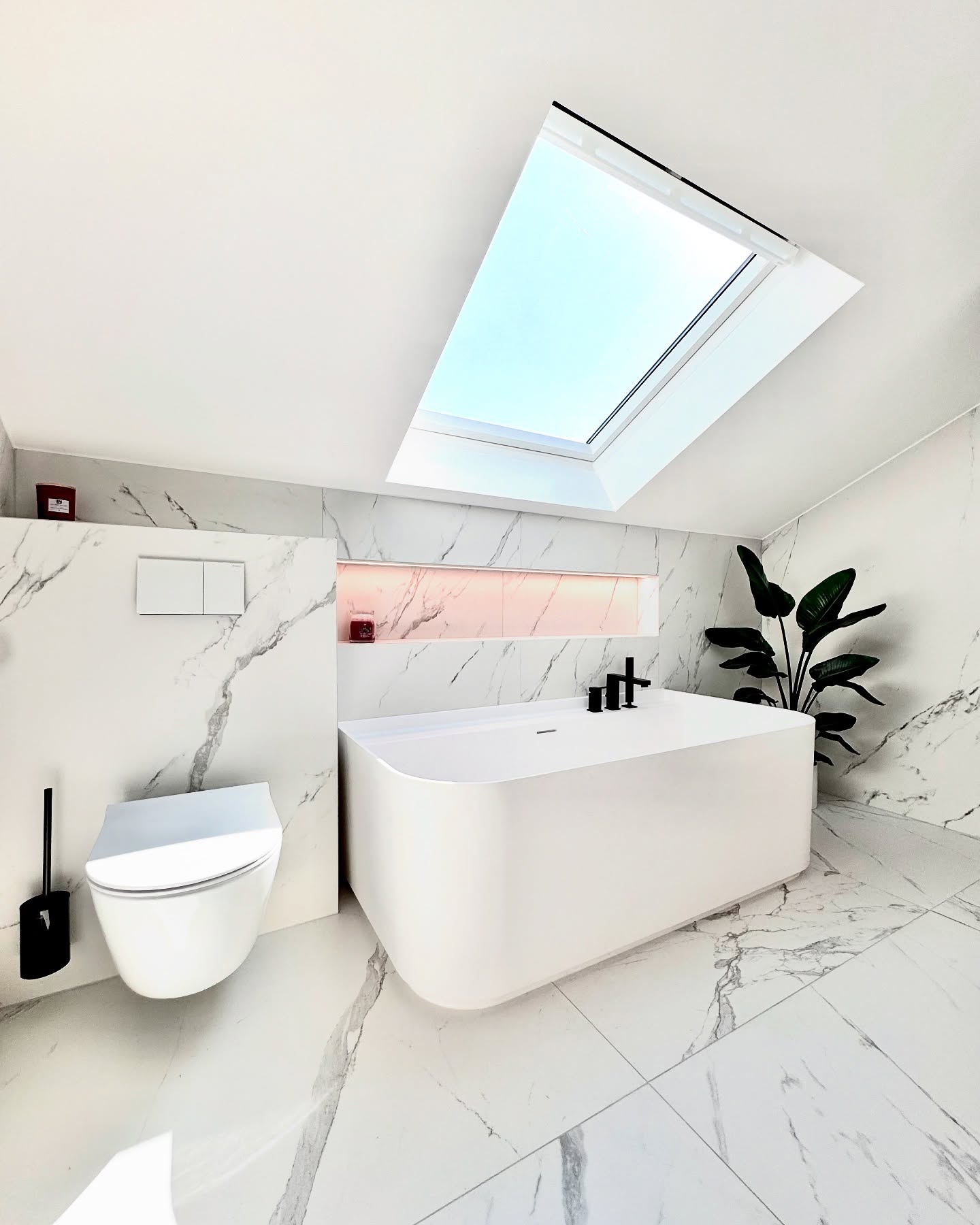 Avant / Après salle de bain :
Mission lumière, élégance et fonctionnalité réussie
Dans cette salle de bain sous pente, l’objectif était clair : moderniser l’espace tout en gardant les éléments essentiels. Le coin baignoire a été conservé, avec une baignoire aux angles arrondis pour un passage plus fluide et un rendu visuellement plus doux.
Le carrelage imitation marbre apporte un vrai cachet à la pièce, tout en restant lumineux et intemporel.
Et oui, même avec un toit en pente, la douche a été préservée.
Les éléments sanitaires n’ont pas bougé, mais tout a été repensé, optimisé et mis au goût du jour.
Résultat : une salle de bain fonctionnelle, agréable et élégante.
🛁 #SalleDeBainDesign #RénovationIntérieure #AvantAprès #CarrelageMarbre #BaignoireDesign #SalleDeBainModerne