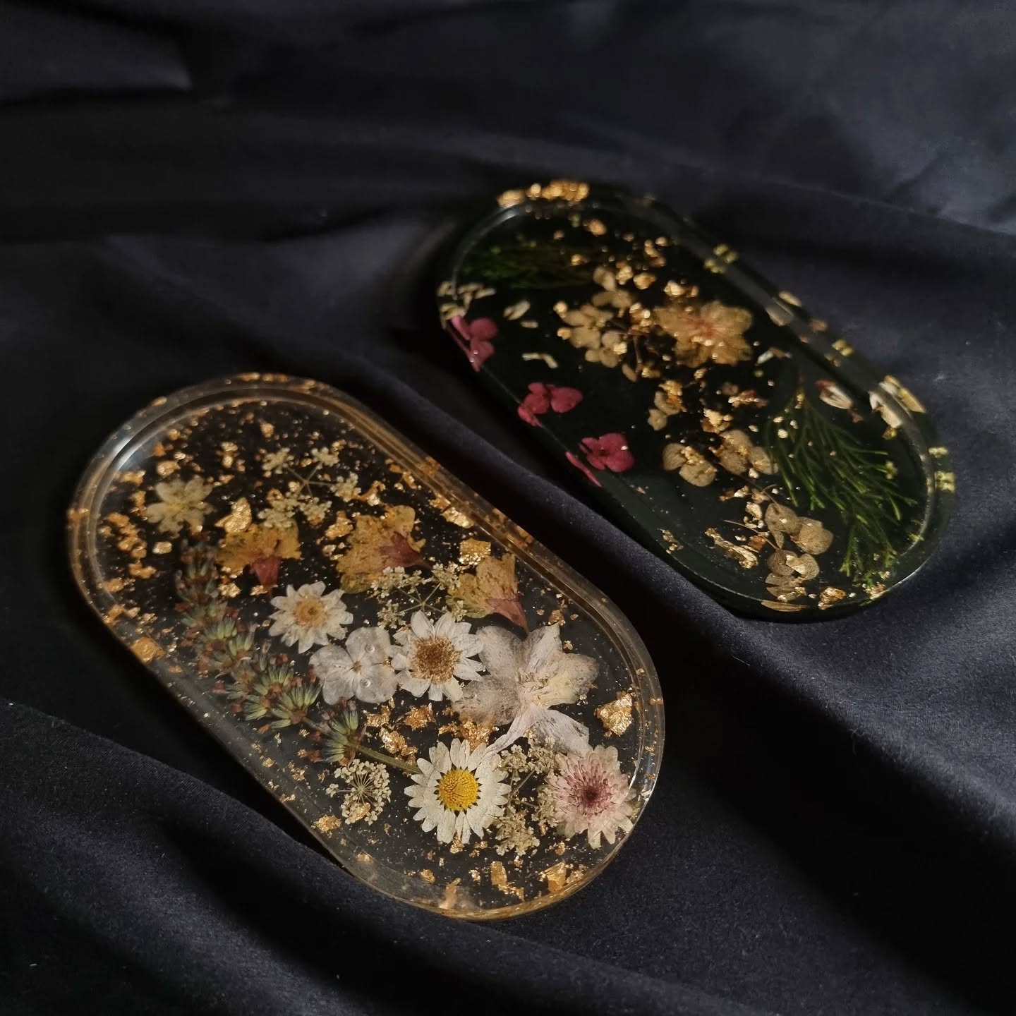 ☯️ Yin et Yang 🌑
La transparence de la résine joue avec la lumière pour créer une profondeur presque hypnotique, comme une petite fenêtre ouverte sur un jardin secret. 🌼🔮
Possibilité de faire à la demande. 🌸☯️🌼
DM en privé pour plus d'informations
#resine #epoxy #fleurs #création #art #passion #resine #epoxy #resineepoxy #resineepoxyresinart #woofer #bois #fleurs #flowers #création #passion