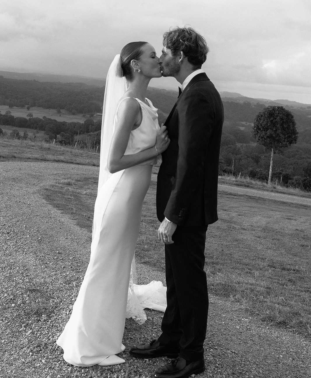 Understated in Minimalist Style in A L F I E by @madewithlovebridal try at @wildflorabridal