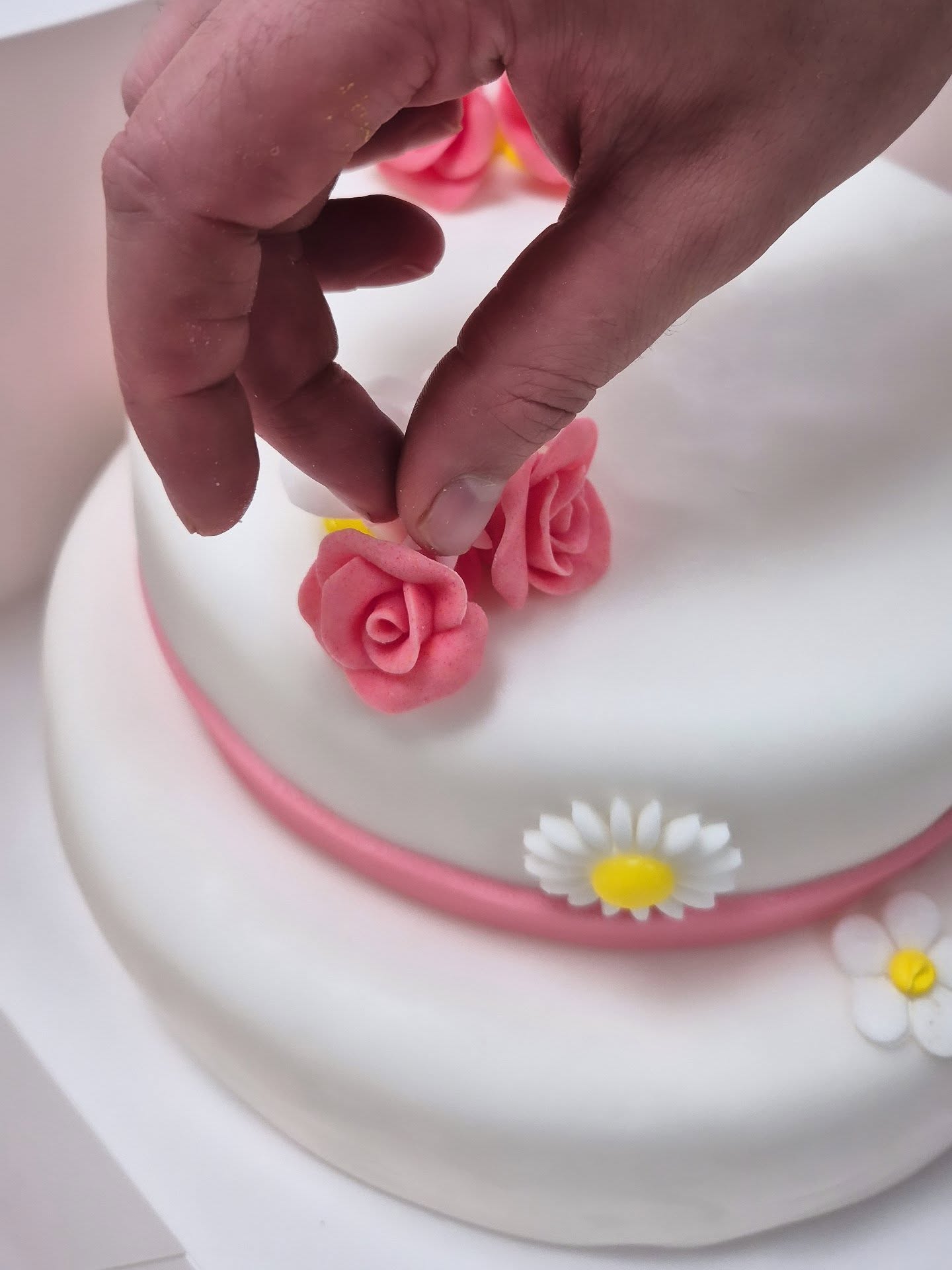 🎂✨ Parce qu’un anniversaire mérite bien plus qu’un simple gâteau… ✨🎂
Cette fois-ci, notre cliente souhaitait un goût d’exception , des ingrédients de saison d’excellence et des et de décorations estivales exclusivement façonnées à la main. 🍓🌸
Et nous voici aujourd’hui avec un birthday cake élaboré à partir des meilleurs fruits rouges de saison et de vanille de Madagascar, pour un goût à la fois intense et élégant.
🎂 Cette année, offrez une expérience gustative unique. Offrez l’artisanat et le savoir-faire à ceux que vous aimez le plus. 🥰
Joyeux anniversaire ! ❤️
#nicolashennemann #lyon #patisserie #anniversaire #Lyonfoodies