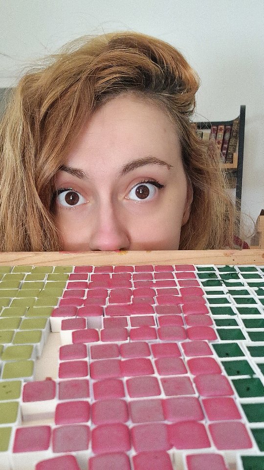 Confetti sauvage, la collection en collaboration avec @elisefrancisse, est presque terminée !
Je me suis faite discrète ces derniers jours mais comme vous tous JE CUIS ! La fatigue cumulée et la chaleur m'ont rendu grognon et j'aime pas partager des choses quand je suis grognon ahah
Enfin bref, les pré-commandes de la palette partent la semaine prochaine et les commandes classiques aussi !
déjà dispo sur le site