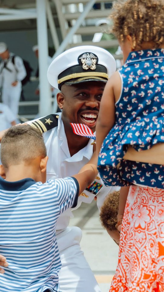 Those moments when it first feels like home again - there's nothing that quite describes the extreme happiness when your family is whole again!! The long months apart, the countdowns, the prayers — they all lead to this. Welcome Home, USS Blue Ridge!!
Man, I love it when I can get same day content out! This doesn't happen always my friends but woo hoo!!!
#yokosukaphotographer #militaryhomecoming