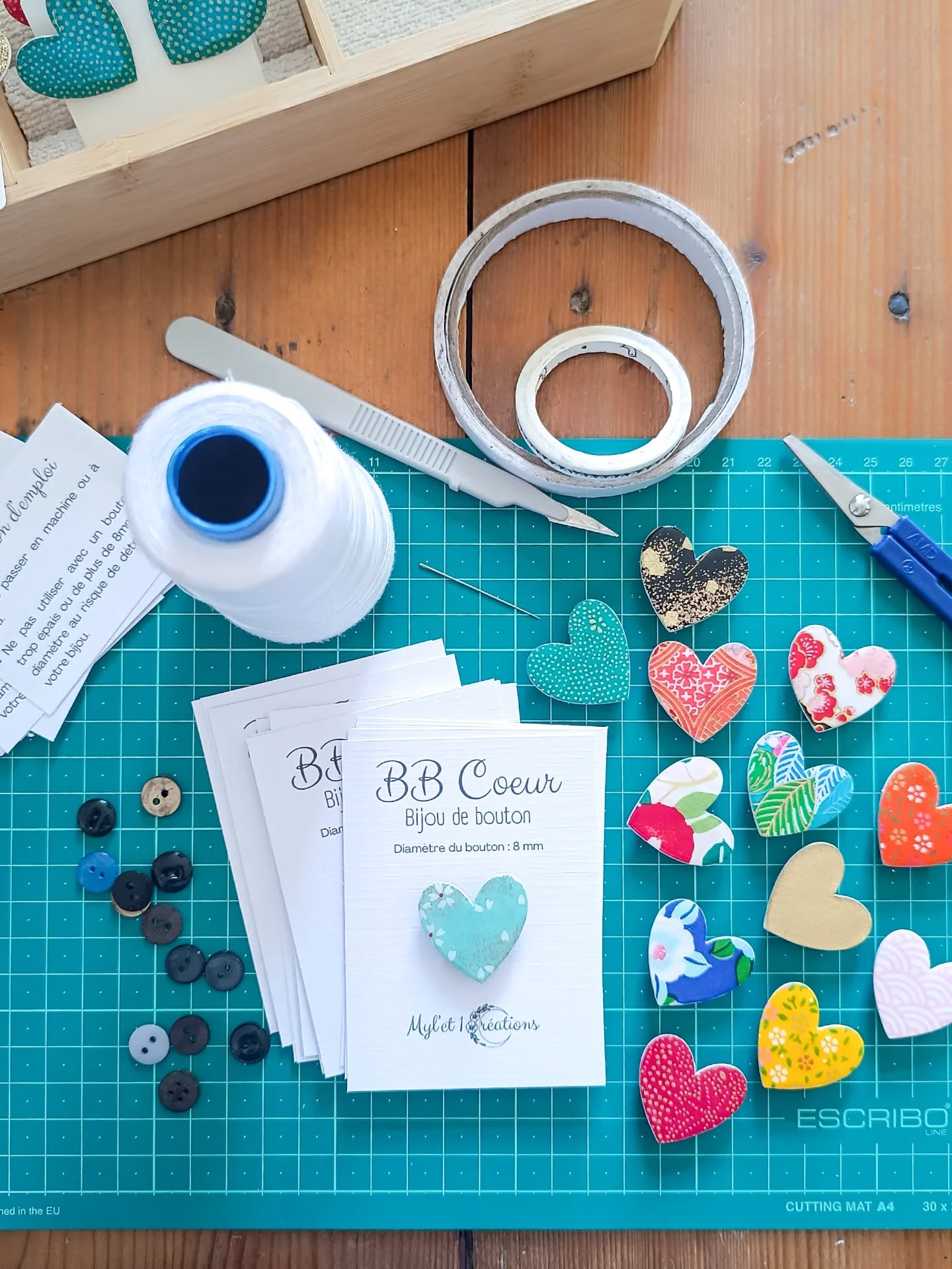 Finaliser les derniers préparatifs pour vous proposer les nouveautés ce WE au Japan Tours Festival.
Se sera une grande première pour moi, et j'avais envie de marquer le coup avec des créations qui sortent de l'ordinaire.
Vous pourrez donc découvrir les Bijoux de Boutons et les clips pour chaussures et quelques nouveaux modèles de boucles d'oreilles !
Je suis impatiente !
#mylet1creations #bijouxenpapier #bijouxaddict #bijoudebouton #japantoursfestival