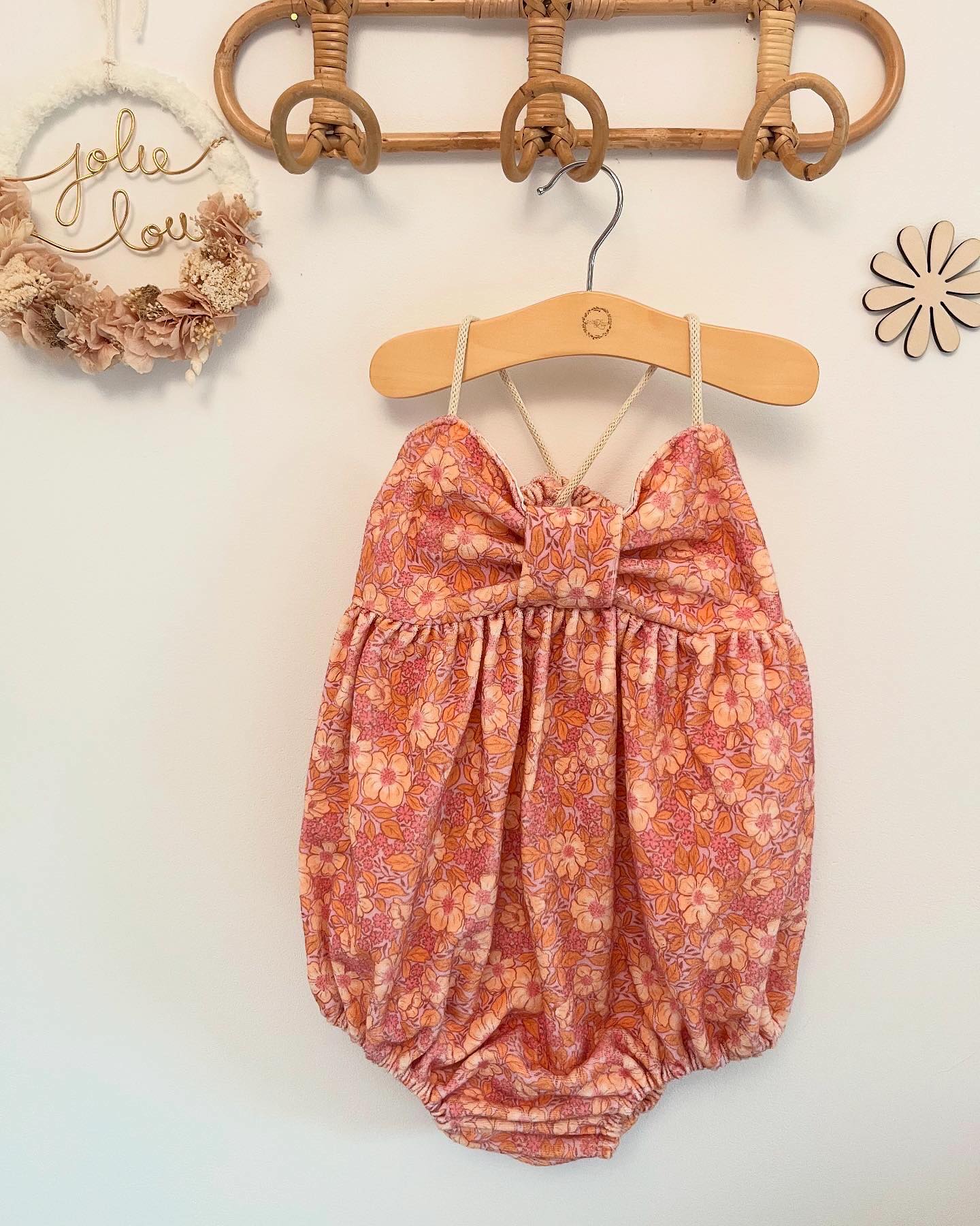 🌸Barboteuse Cancùn flower🌸
Quoi de mieux que cette petite merveille pour démarrer le week-end ?
La barboteuse Cancùn c’est couverte de fleurs et de couleurs, pour un look coloré qu’on adore en été!
Qui va craquer ☀️?
Barboteuse - bébé - summer - créatrice
#créatrice #ınstalook #summer #creatricefrançaise🇫🇷 #bebé #2025 #2024 #sumervibes #summerlook #babygirl #lille #madeinfrance✂️🇫🇷 #couture