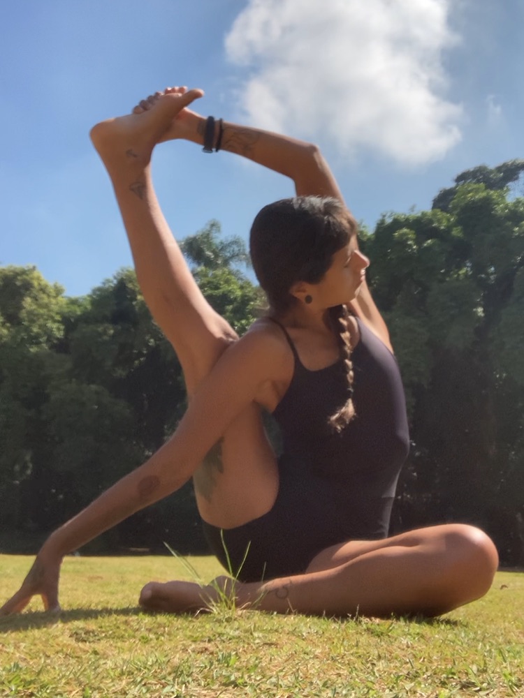 experimentar o próprio corpo ✨
no tempo do agora.
descobrir o que habita
por trás de cada movimento.
a respiração conduz,
preenche espaços,
desperta sentidos.
asana por asana,
a energia se move,
o corpo se expressa,
e algo se transforma.
isso é yoga.
presença, escuta,
e um reencontro com o que é essencial.