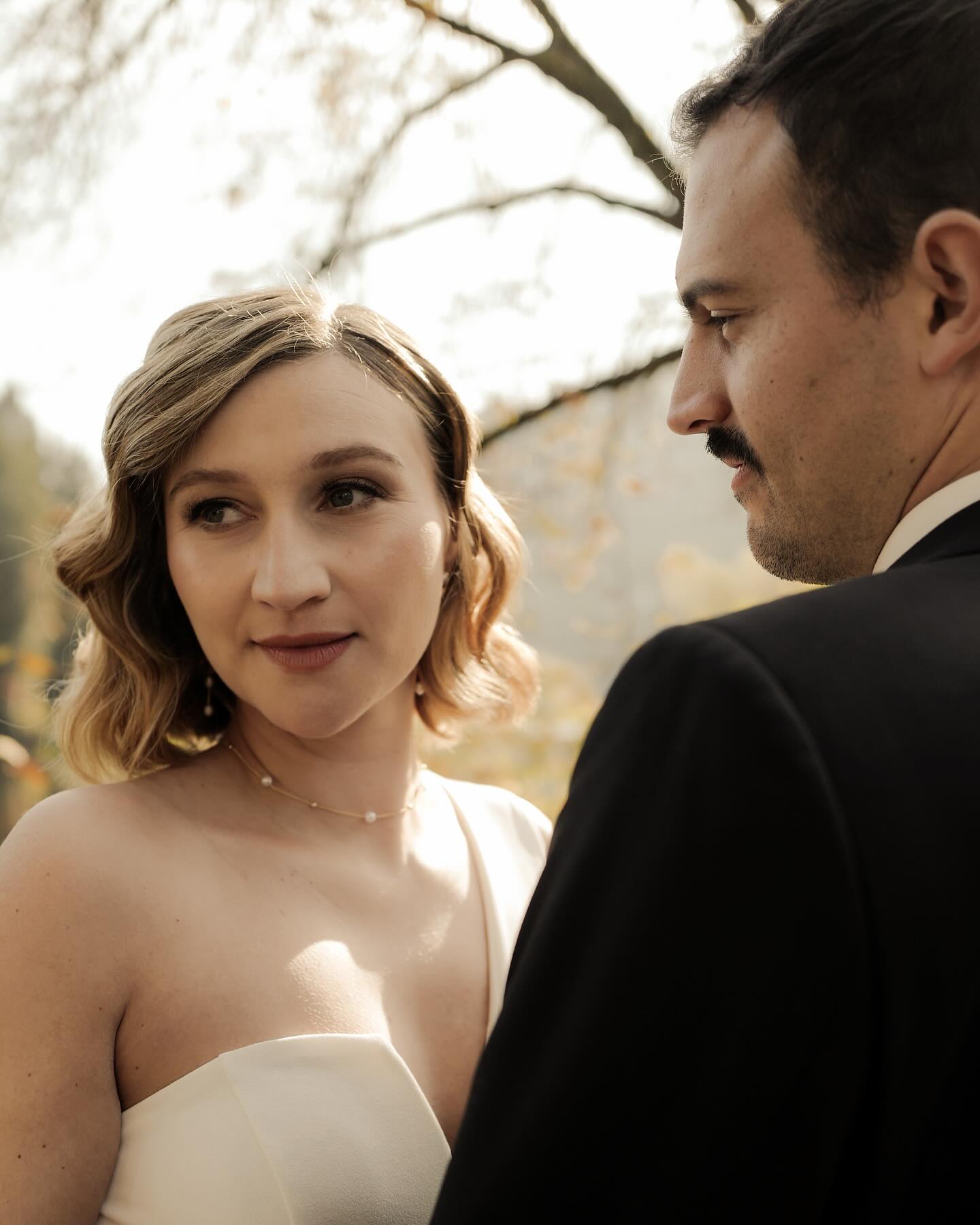 Diese wundervolle Braut hatte sehr kurze Haare und wünschte sich einen klassischen Look im Hollywood-Stil ✨
Wir haben einen zeitlosen Look kreiert: ein leichtes Make-up in neutralen und braunen Tönen, ergänzt durch einzelne künstliche Wimpern, für einen zarten und zugleich eleganten Augenaufschlag.
Genau die richtige Portion Eleganz für einen unvergesslichen Tag 🤍
Ich hatte außerdem das Vergnügen, die Fotos des Paares vor der standesamtlichen Trauung zu machen @isabelafotografie
#brautstyling #brautfrisur #brautmakeup #bridalmakeup #bridalinspiration #hollywoodwaves #shorthairideas #shorthairbride