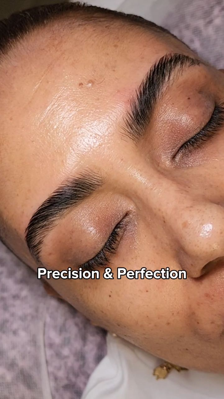 Thank God for #ʙʀᴏᴡʟᴀᴍɪɴᴀᴛɪᴏɴ because we love the #thickeyebrows and #definedbrows all at the same time!
Book yours now, visit www.honestestheticsnyc.com
#honestestheticnyc #browmapping #browartist #nycbestbrows #browtint #browthreading