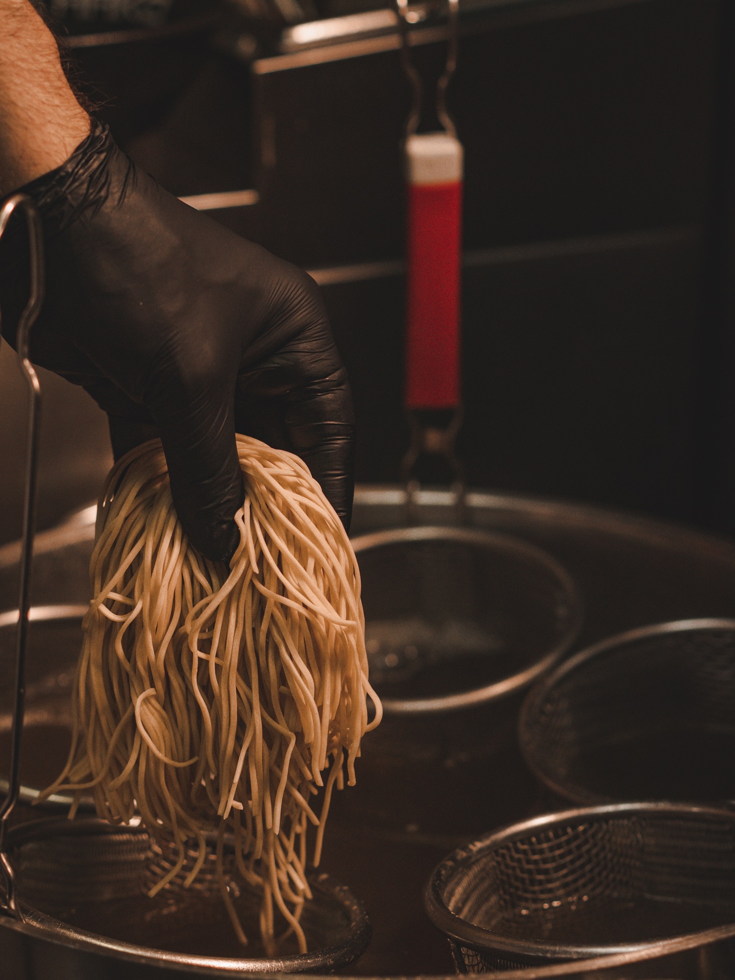 Aus unserer Nudelfabrik in Berlin – direkt in deine Schale:
Frisch produziert, perfekt gekocht und mit Liebe serviert.
🍜 Unsere Ramen-Nudeln sind echtes Handwerk – für alle, die wissen, wie Ramen schmecken soll.
📍Du findest uns in Berlin, Hamburg, Potsdam & München
#hakoramen #ramenliebe