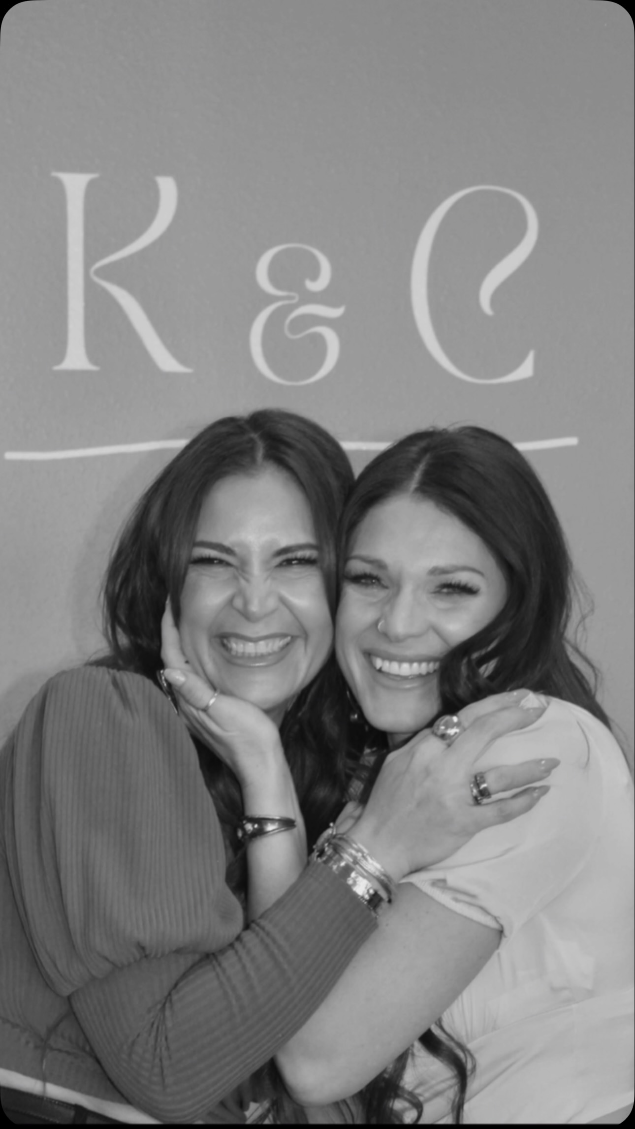 ✨ Today we celebrate 2 years of this beautiful dream come true! 🎉💖 Two years ago, two friends joined forces to create a space where art and beauty come together, and we are filled with joy to have shared so many happy moments with all of you. 💇♀️💅🏼
Thank you to each of our clients and everyone who has supported us on this journey. Your trust and love inspire us to keep creating and serving with passion. Here’s to many more years of beauty, friendship, and smiles! 🥂❤️ @knchairstudio
@cinthiaramirez_hairstudio
@kmb_styling
#Anniversary #BeautySalon #DreamsComeTrue