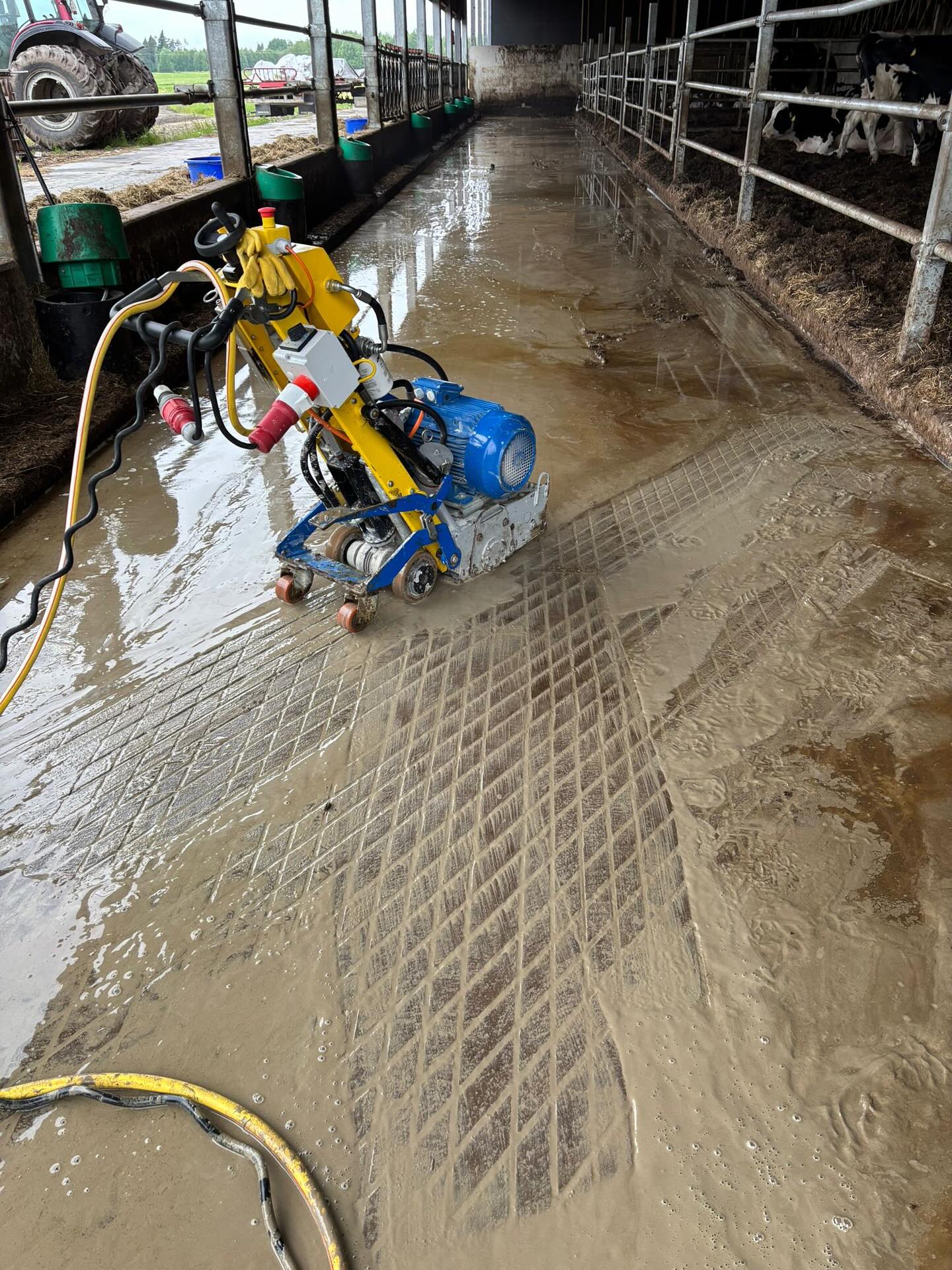 Kuljetaanko teidän navetassa käytäviä pitkin luistellen? Urituksellamme saadaan liukastumisista johtuneita el