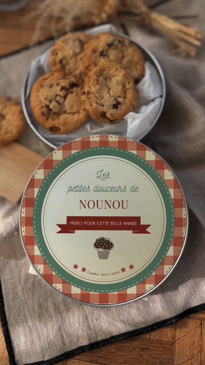 Un cadeau qui a du goût (littéralement) 🍪✨
Envie de changer un peu pour les cadeaux de fin d’année ?
Voici une idée qui fait mouche à tous les coups : une jolie boîte à biscuits personnalisée, remplie de petits gâteaux maison préparés avec amour 🧁💛
👩🏫 Pour la maîtresse
🧸 La nounou
🏋️ Le coach
🎨 Ou toute personne qui a compté cette année !
Les enfants cuisinent, décorent, et hop : un cadeau utile, gourmand et plein d’émotion.
La boîte se garde pour longtemps… même après la dernière miette 😋
📦 À retrouver dès maintenant sur la boutique, avec d’autres idées toutes aussi craquantes !
#cadeaufindannee #cadeaumaîtresse #faitmain #gourmandise #boiteabiscuits #personnalisé #merci #luzetnina #cadeaupersonnalisé #mamanheureuse #idéecadeau #mumlife