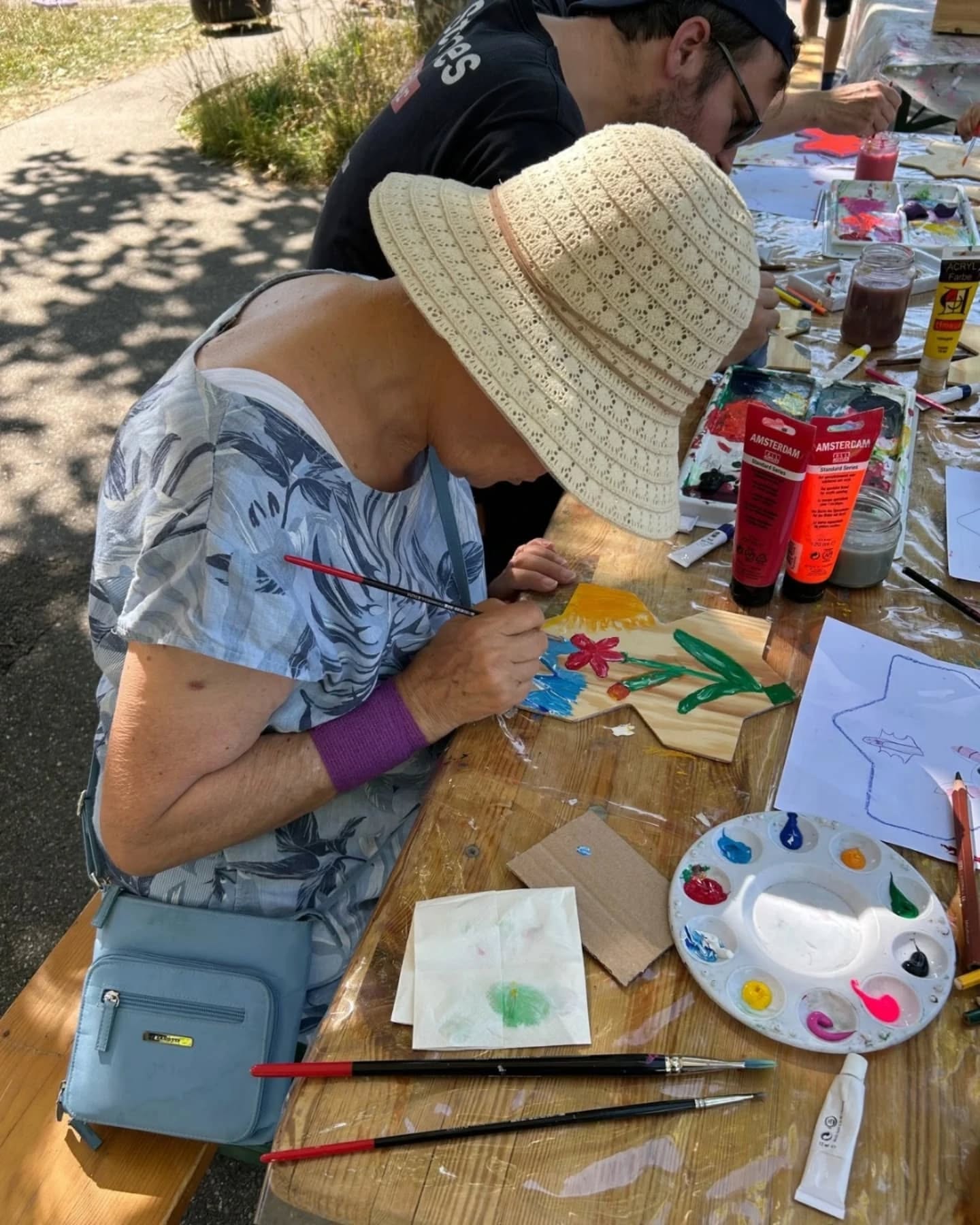 What a day at the Sommerfest in Hirzenbach!
We’re truly grateful for everyone who joined our activity. Almost 50 puzzle pieces were painted with care, creativity, and joy, it was an afternoon full of amazing artists and colorful expression.
We can’t wait to see all the pieces come together in the final exhibition – a true reflection of our community’s diversity.
Great work, everyone and kudos to the ETKultur team!
----
So schön war das Sommerfest in Hirzenbach!
Ein riesiges Dankeschön an alle, die bei unserer Aktion mitgemacht haben. Fast 50 Puzzleteile wurden mit viel Kreativität und Freude bemalt – ein Nachmittag voller großartiger Künstler*innen und bunter Ideen.
Wir können es kaum erwarten, das vollständige Kunstwerk in der Ausstellung zu sehen, ein Symbol für unsere Vielfalt.
Großartige Arbeit, alle zusammen und kudos an das ETKultur-Team!
----
¡Así se vivió el Sommerfest en Hirzenbach!
Estamos muy agradecidos por la participación de todas las personas que se unieron a nuestra actividad.
Casi 50 piezas fueron pintadas con creatividad y diversión, una tarde llena de talento, color y grandes artistas.
¡No podemos esperar a ver el rompecabezas completo en exhibición como símbolo de nuestra diversidad!
¡Buen trabajo a tod@s y kudos al equipo ETKultur!
#ETKultur #sommerfest #gzhirzenbach #OurStories #interAct #integrationstadtzürich #PuzzleOfDiversity #creativeafternoon