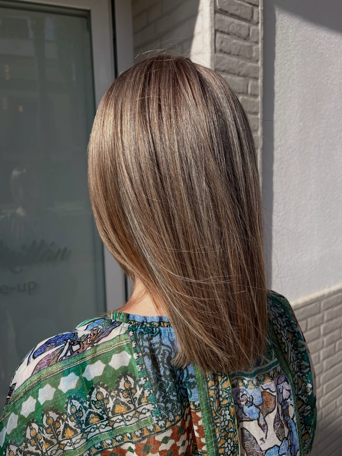 ✨Renovamos el look en tiempo récord✨
Cobertura de canas con Color Express en solo 10 min ⏱️, acompañada de babylights finas para dar dimensión y luz al rostro 💫
Finalizamos con un matiz Sheinfinity, que sella el color y aporta ese brillo suave y sedoso 🌟
¿Buscas un resultado natural y luminoso sin pasar horas en el salón? 💬
#barbaramillan #equipobarbaramillan #peluqueria #hair #makeup #moda #beauty #hairsalon #hairstyles #kerastase #wella #coloristawella #sassoon #goaorganics #sebastianprofessional
