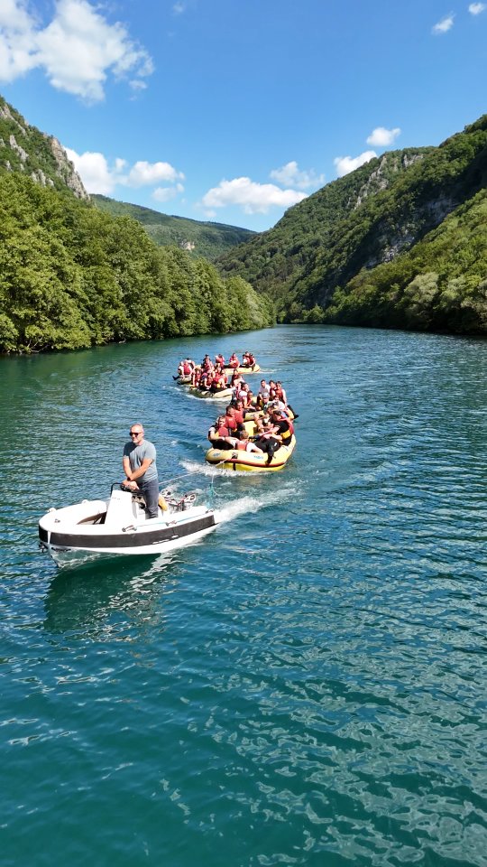 **🌊⚡ NOVO U PONUDI – JEDINSTVENO KOD NAS! ⚡🌊**
Osjeti **udar adrenalina** na prvom dijelu staze, a onda prepusti se magiji mirne rijeke💦 Naš **električni čamac** će vas povući kroz prekrasne pejzaže, tako da možete uživati u prirodi bez napornog veslanja! 🚤✨
🔥 **Zašto odabrati nas?**
✔ **Adrenalinska vožnja** kroz najjače slapove (17kilometara raftinga)
✔ **Jedinstvena opcija** – električni čamac na mirnoj vodi (**prvi na Uni!**)
✔ **Fotopauze & chill** – savršene fotke bez umora
✔ **Eko-friendly** – bez buke i dima
✔ **Idealno za sve** – i za ekstremce i za one koji vole lagani drift
📸 **Zaboraviš li sve, ali nećeš ovaj osjećaj i poglede na kanjon Une!**
🚣♂️ **Rezerviši svoju avanturu DANAS!** 📅👇
#raftinguna #una #adrenalinnauni #elektricnicamac #jedinokodnas #novaponuda #raftingba #avantura #unariver #visitbihac
💬 Klikni link u bio za rezervaciju! 🔗